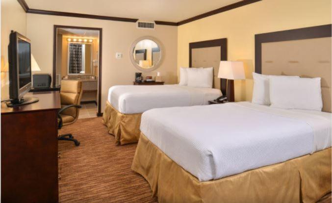 Quadruple Room with Two Queen Beds - Non Smoking photo 2