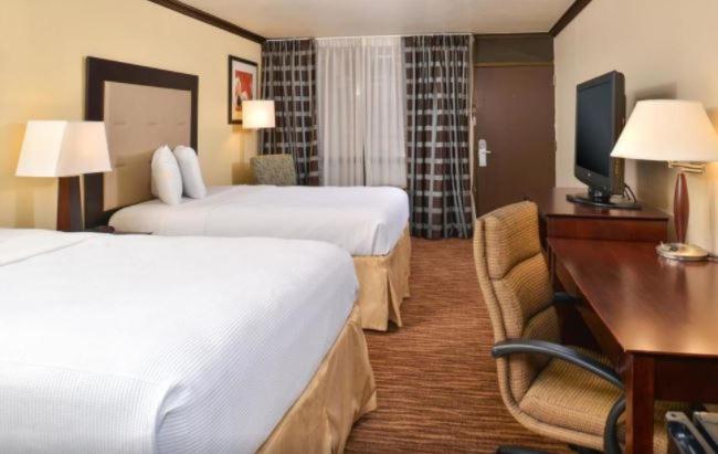 Quadruple Room with Two Queen Beds - Disability Access/Non Smoking photo 2