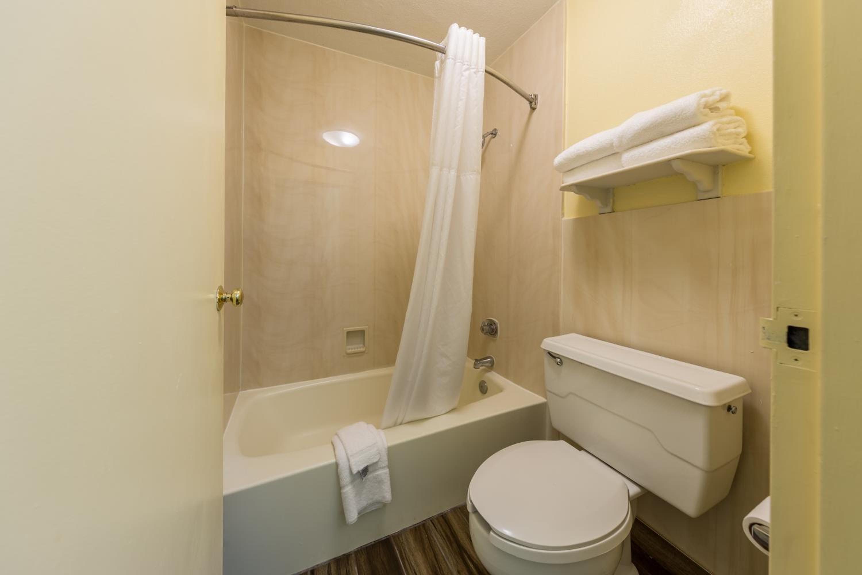 King Room - Non-Smoking - Photo 6
