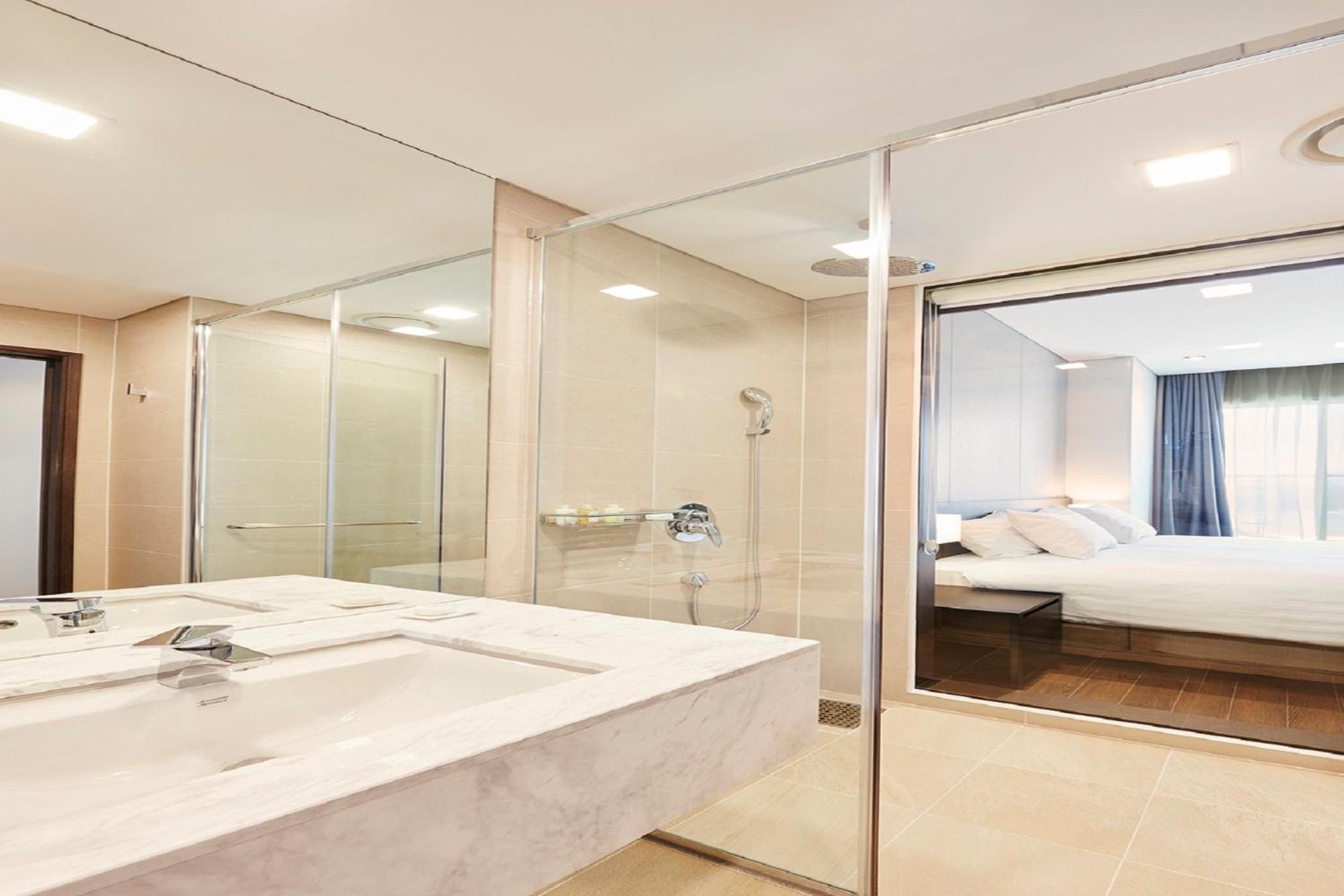Deluxe Twin Room with Pine Tree or Lake View (2~3F, No Pool access & Jacuzzi, Base PAX 2, Additional Fee Pay Upon Check-in) photo 2