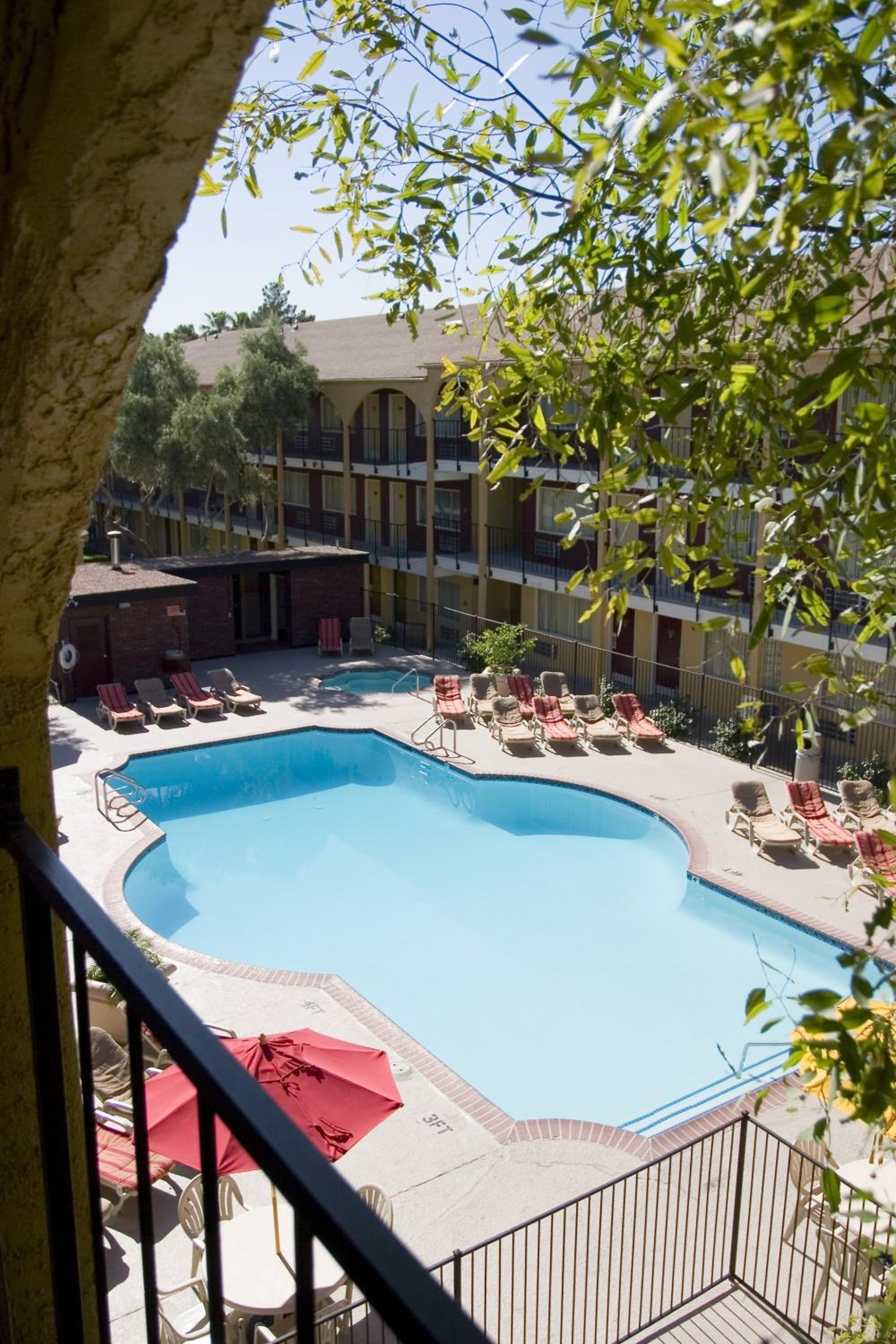 Queen Room with Two Queen Beds - Pool View - Photo 2