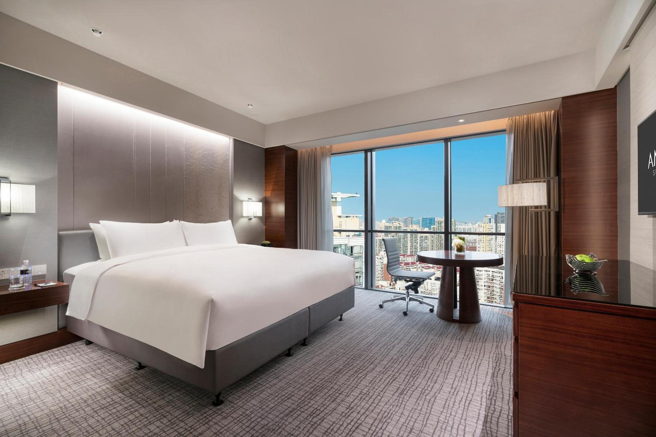 Deluxe King Room thumbnail 6