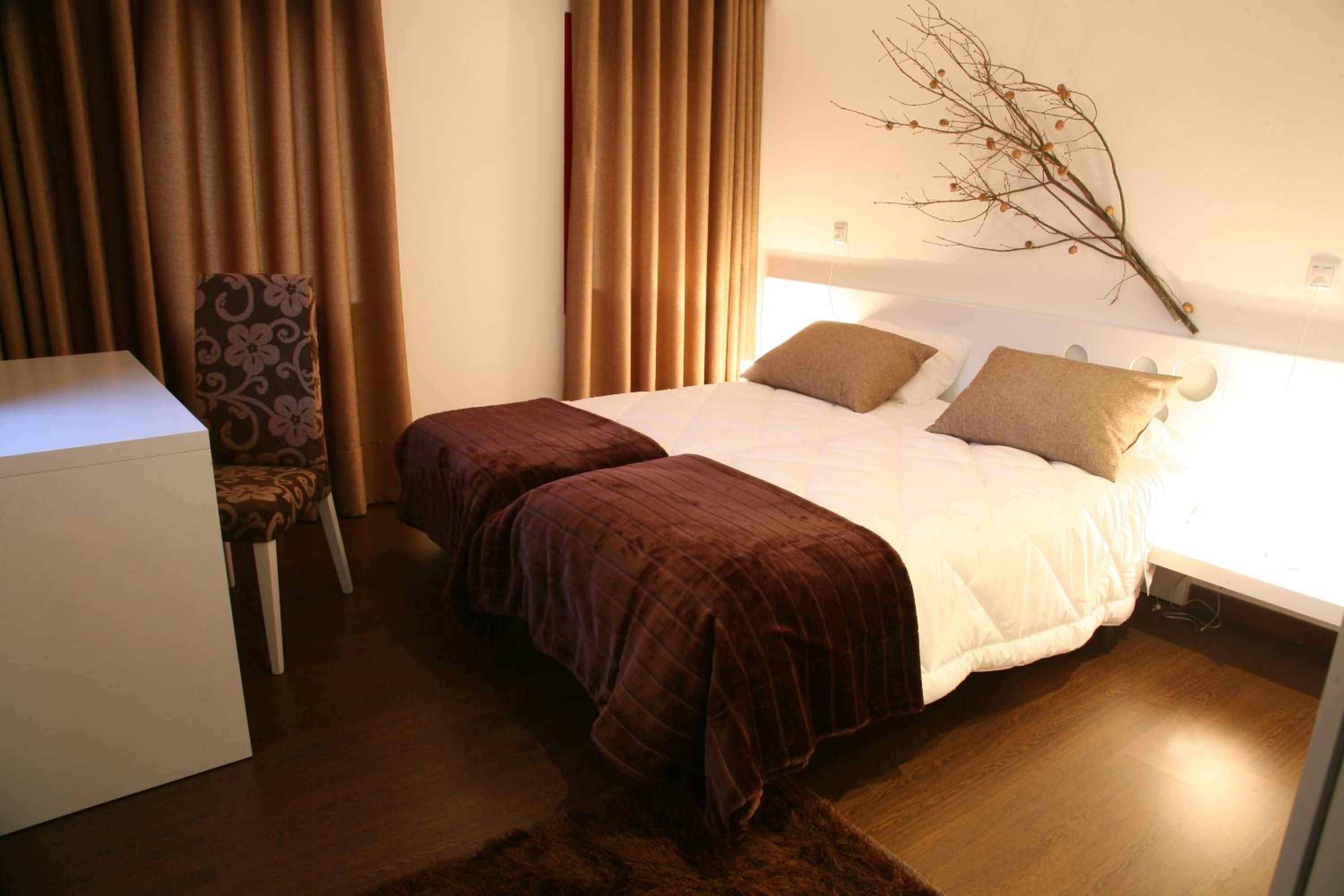 Twin Room with Spa Access - Photo 1