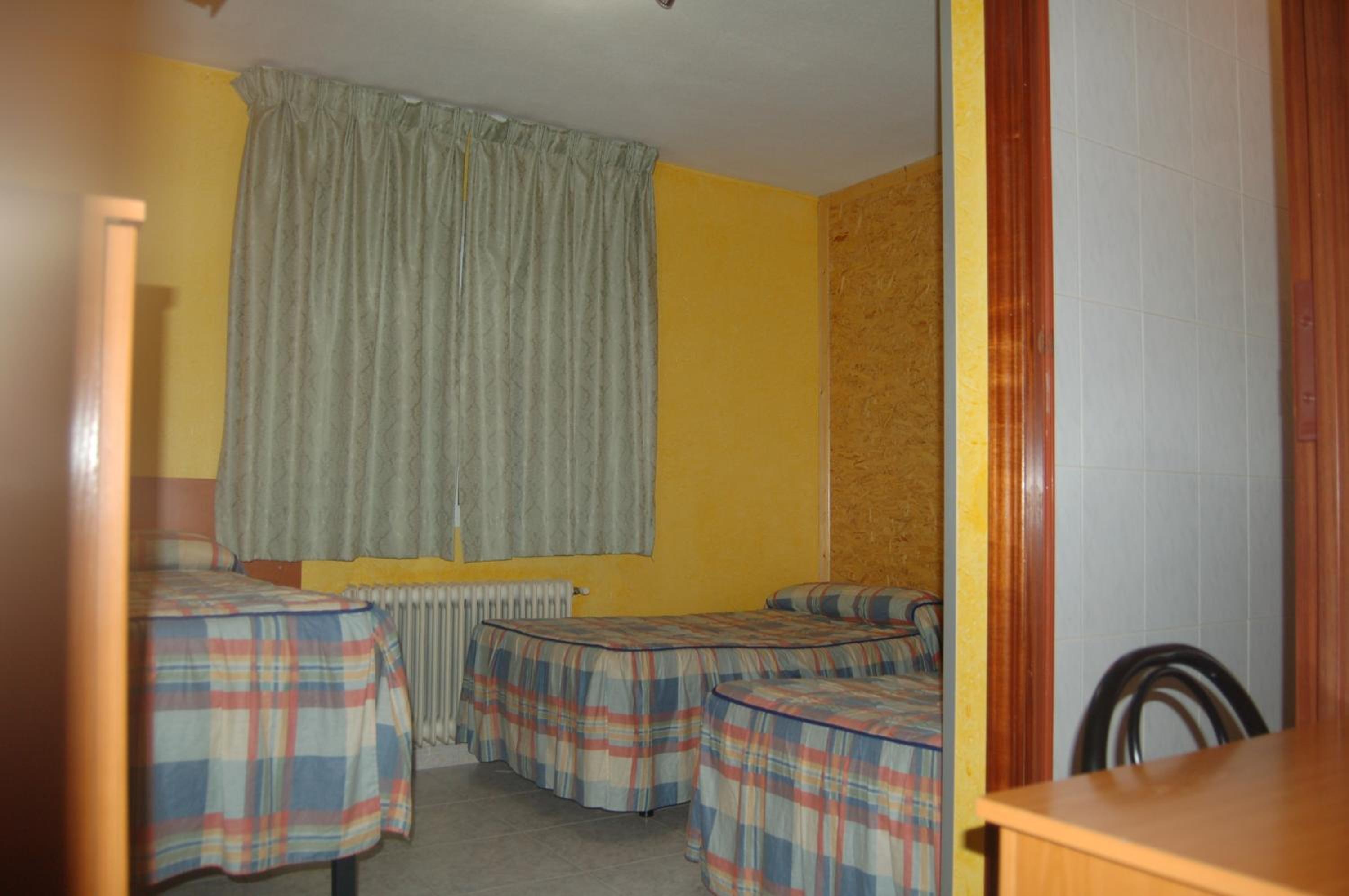 Twin Room - Photo 3