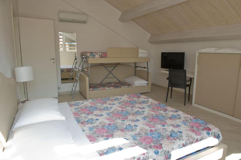 Large Quadruple Room  - Photo 3