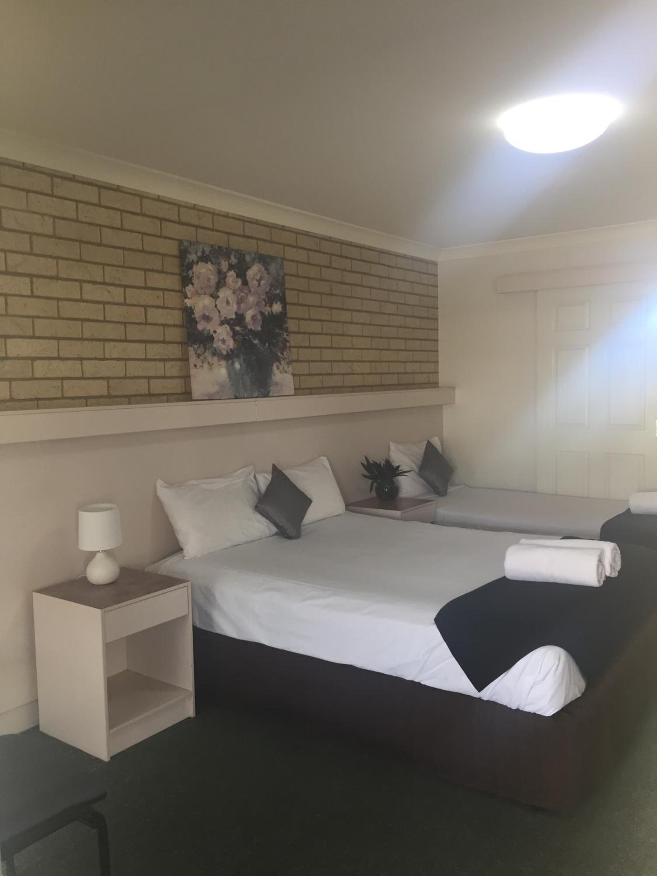 Twin Room with Extra Bed photo 1