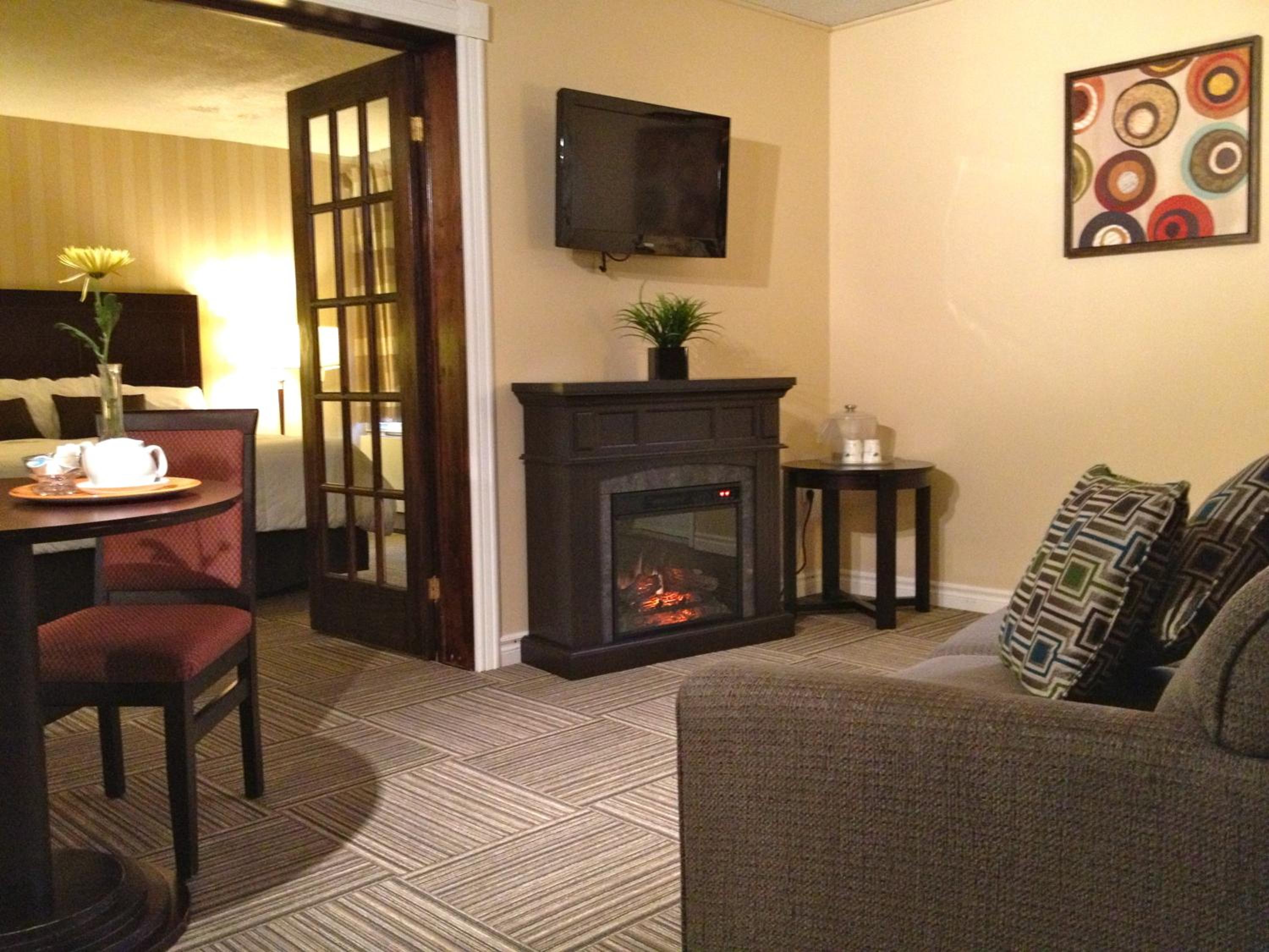 Queen Suite - Non-Smoking - Photo 2