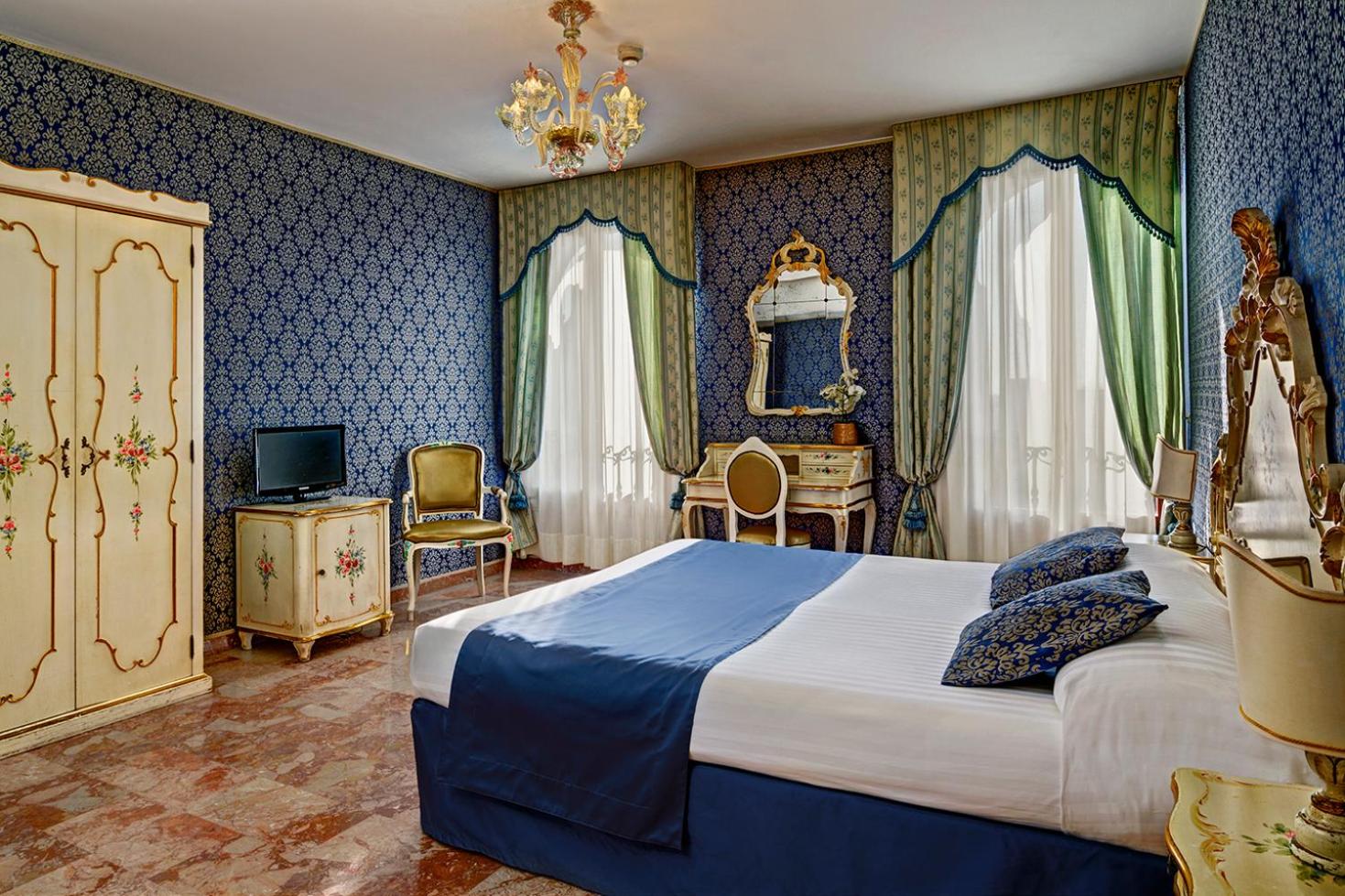 Quadruple Room with Canal View