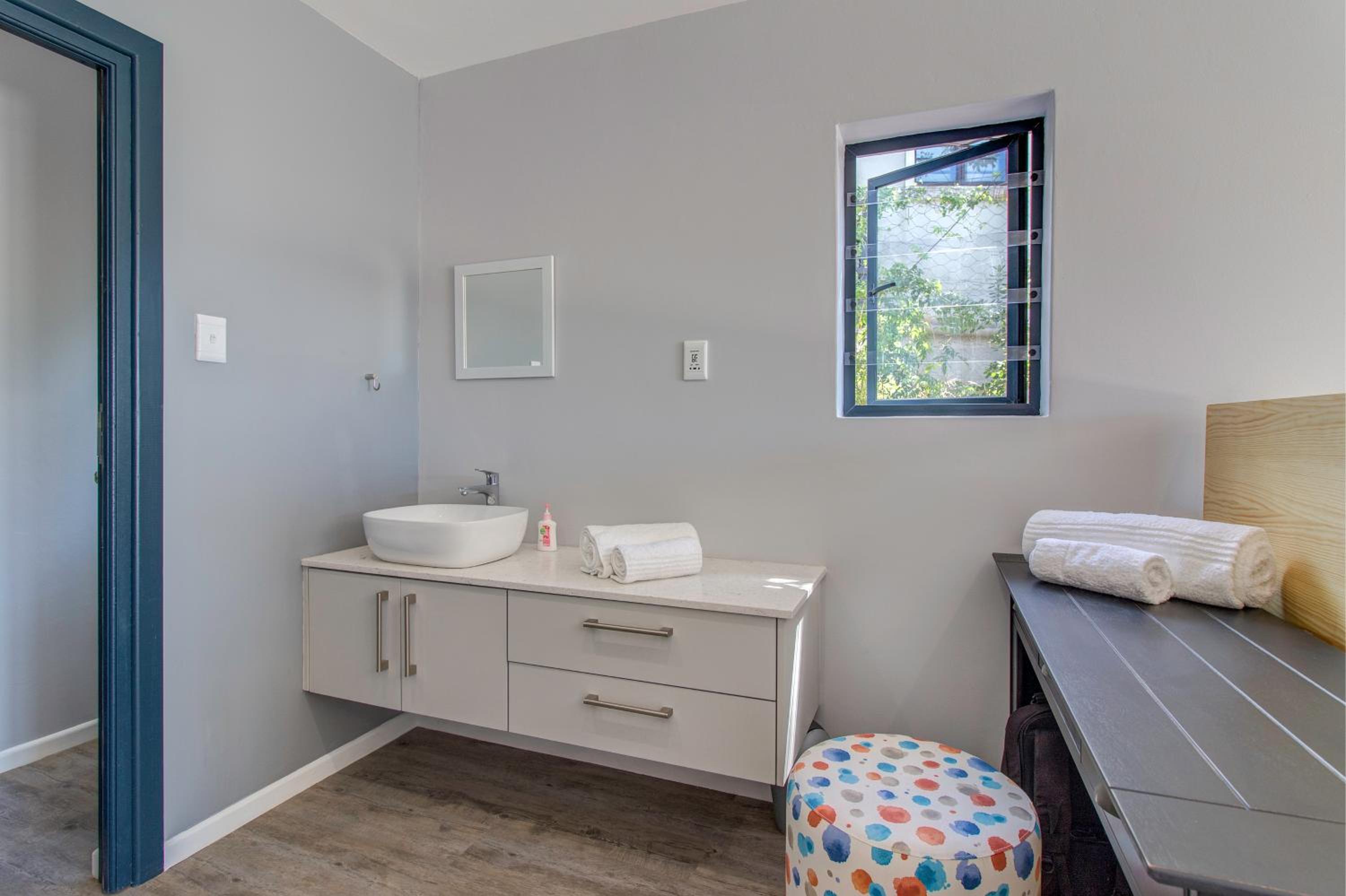 Deluxe Double or Twin Room with Sea View - Photo 8