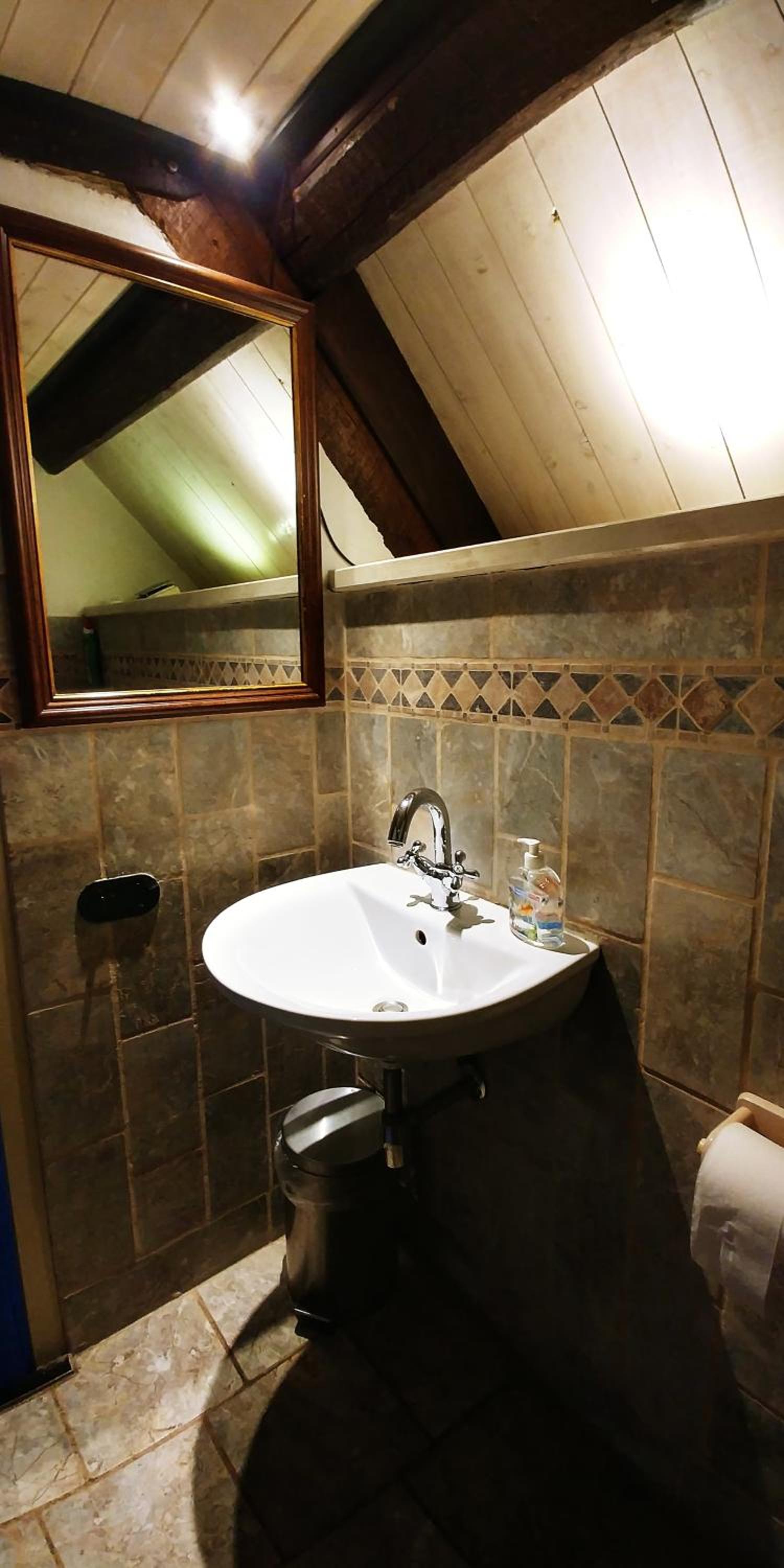 Double Room with Private Bathroom - Photo 10