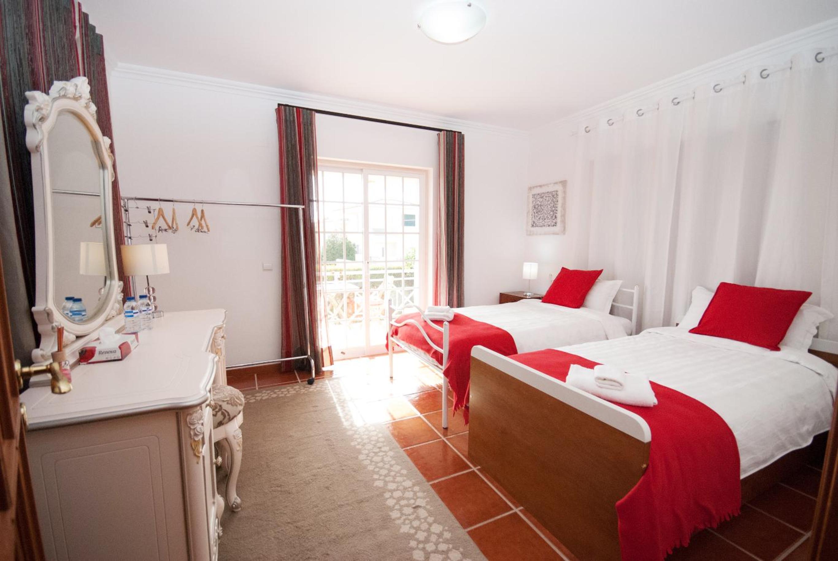 Twin Room with Private External Bathroom - Photo 8