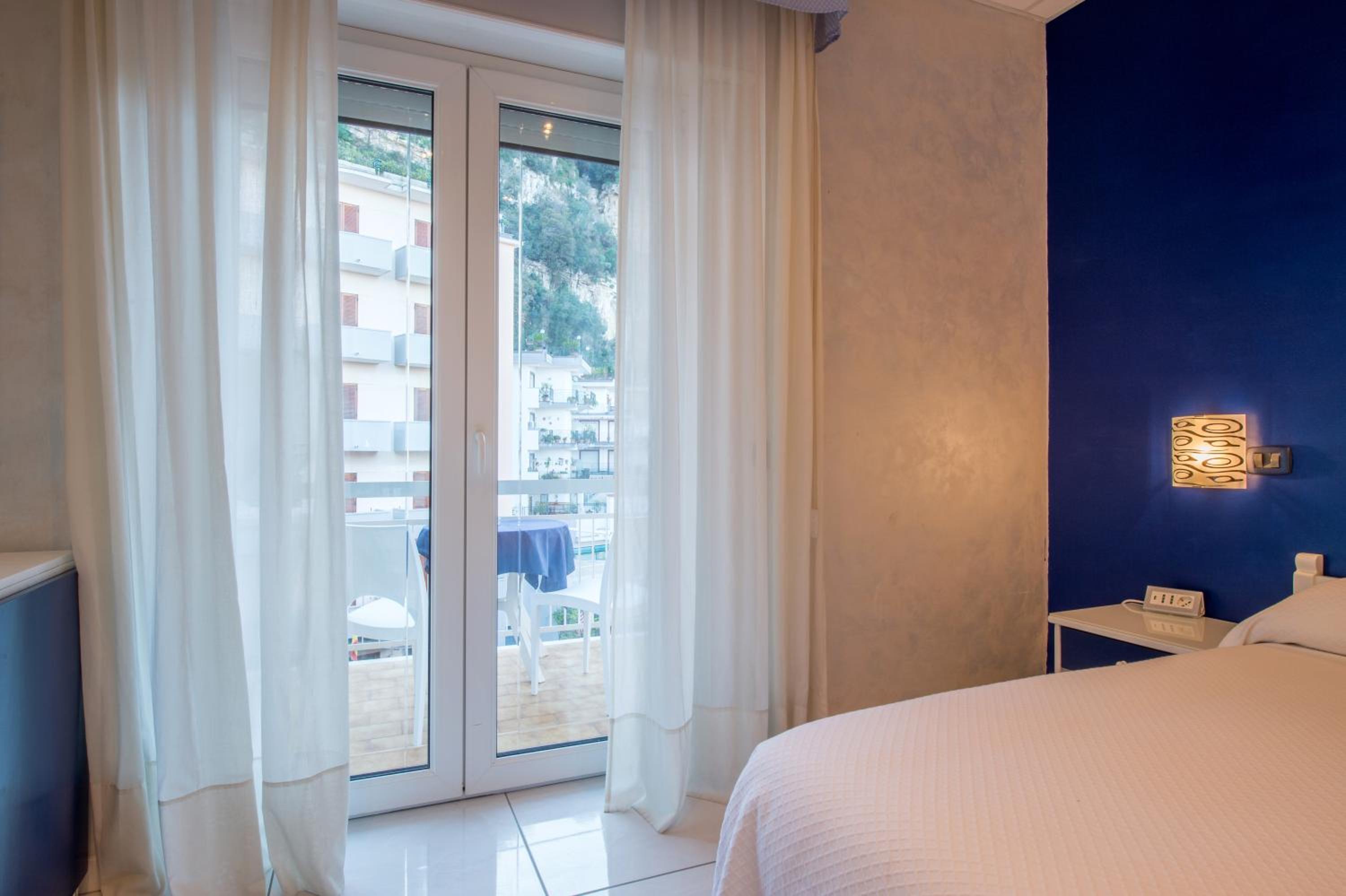Deluxe Double Room - Photo 15