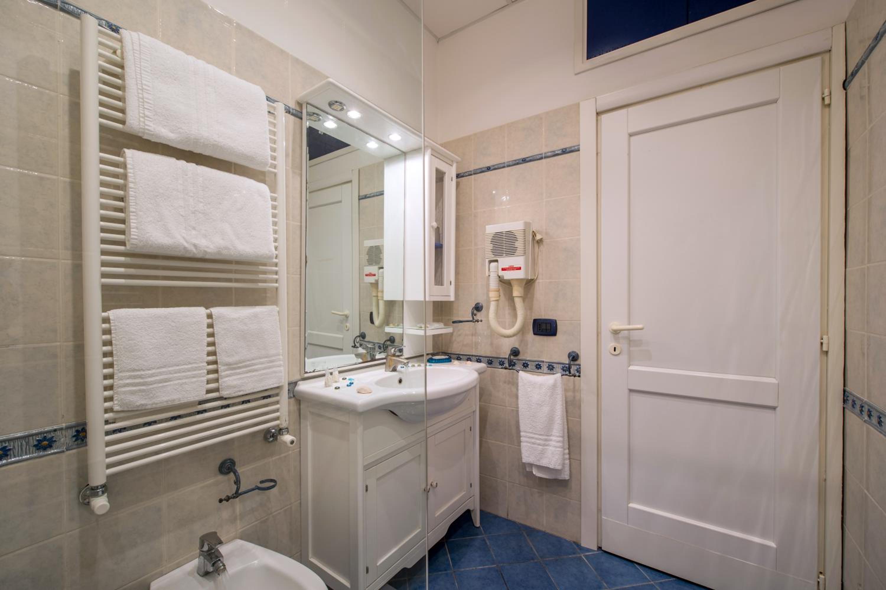 Deluxe Double Room - Photo 13