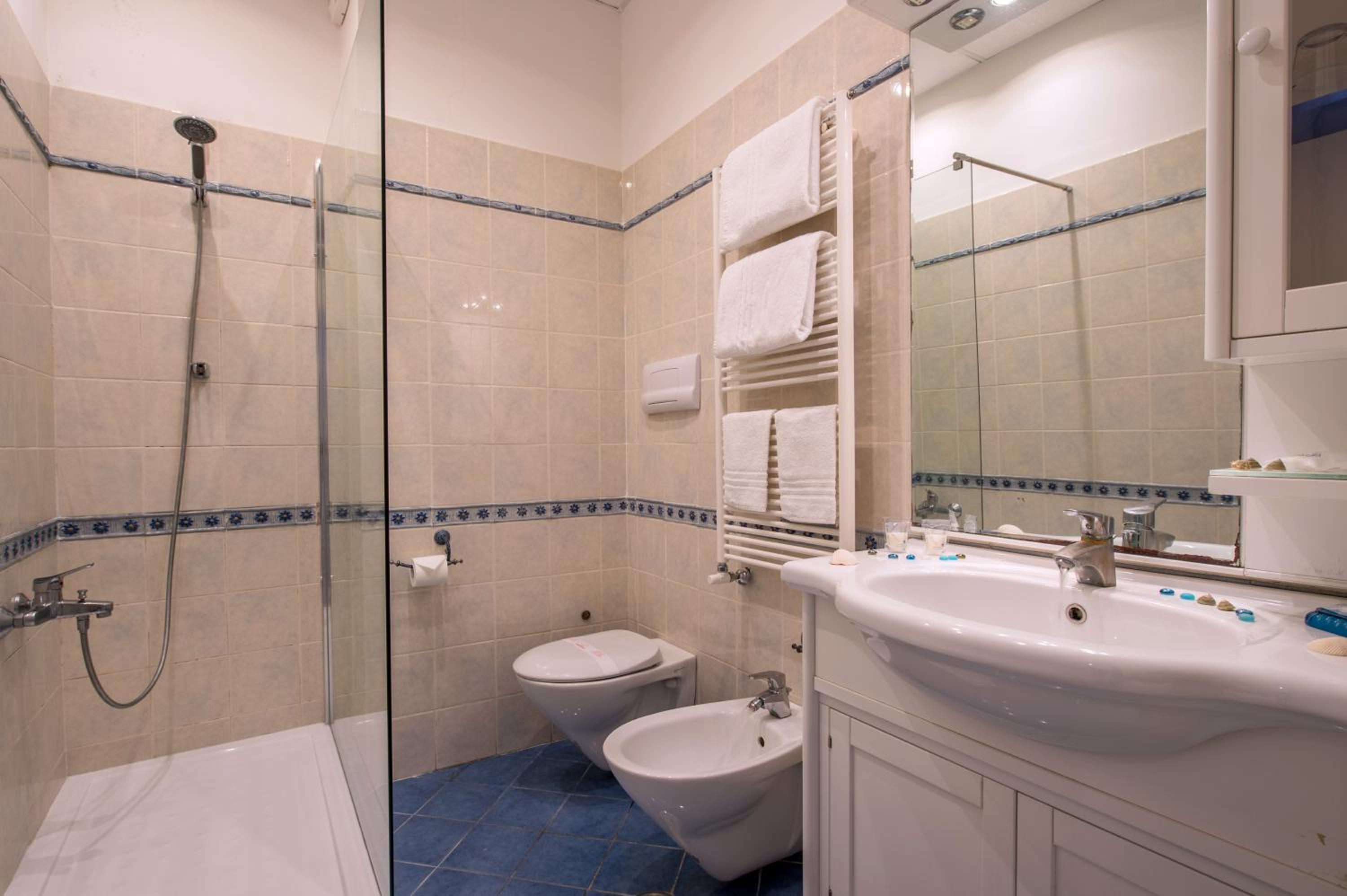 Deluxe Double Room - Photo 10