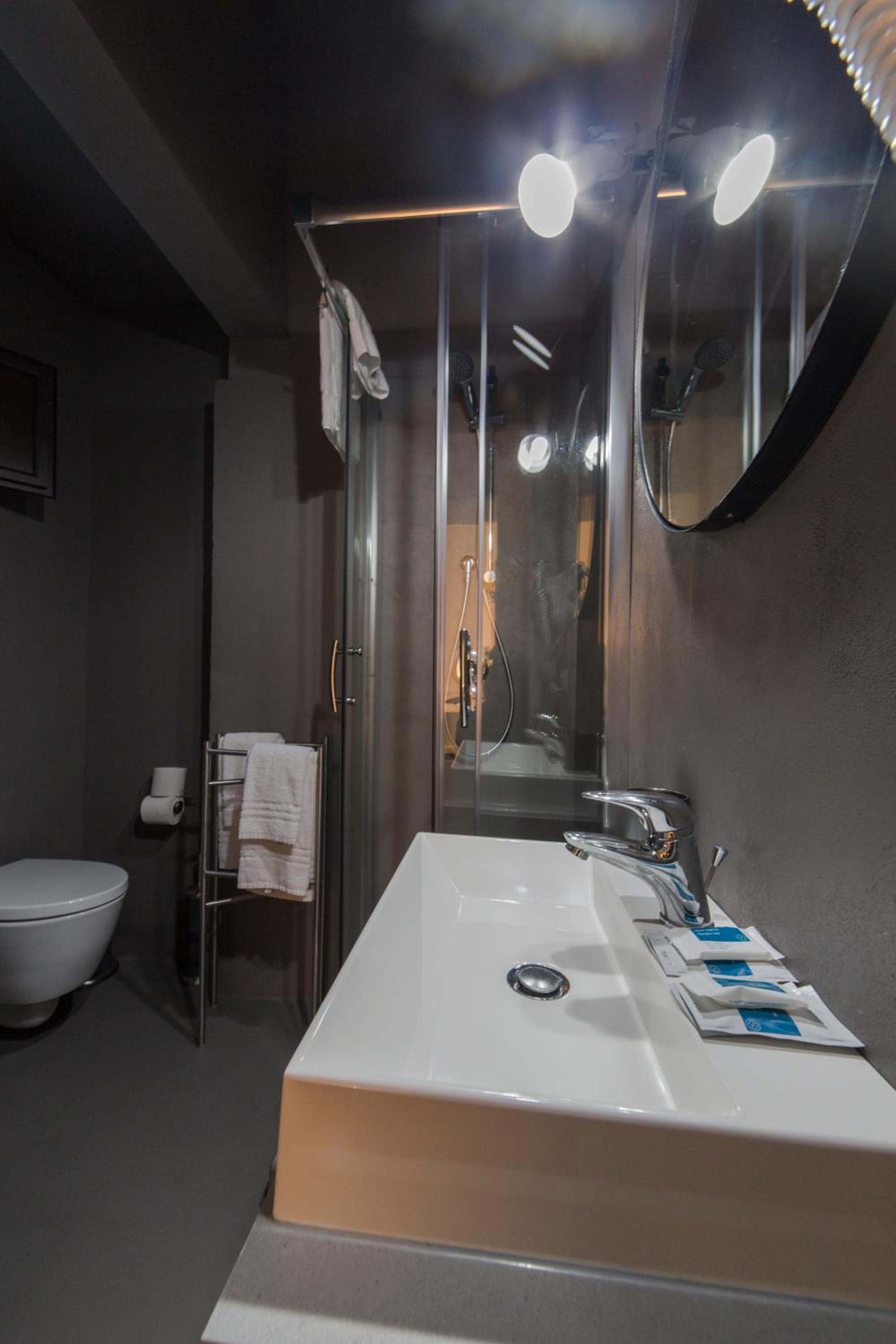 Double or Twin Room - Photo 11