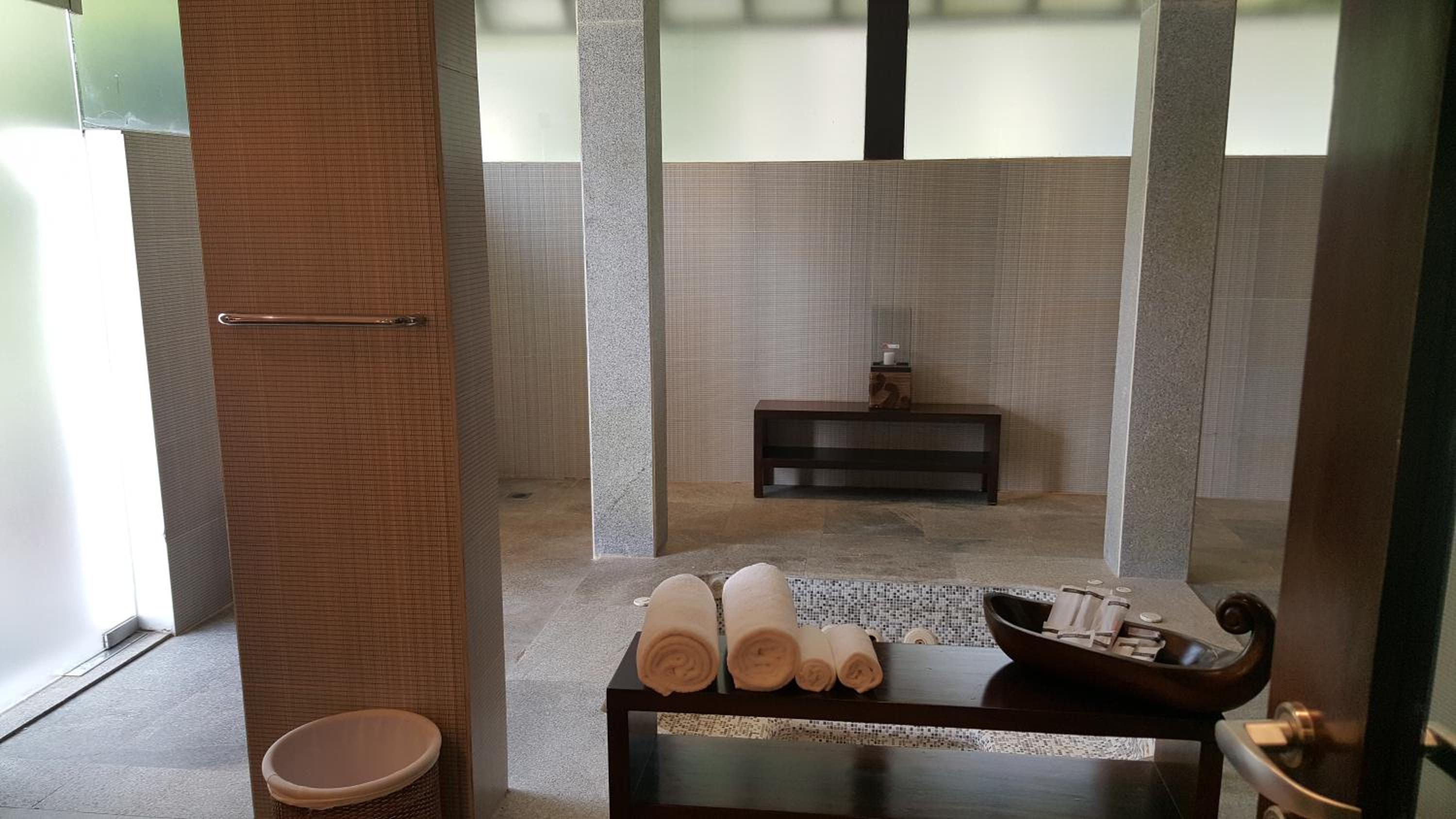 The Lalit Legacy Suite (20% off on session of Spa,Complimentary welcome drinks on arrival and Complimentary Hi-Tea)  - Photo 4