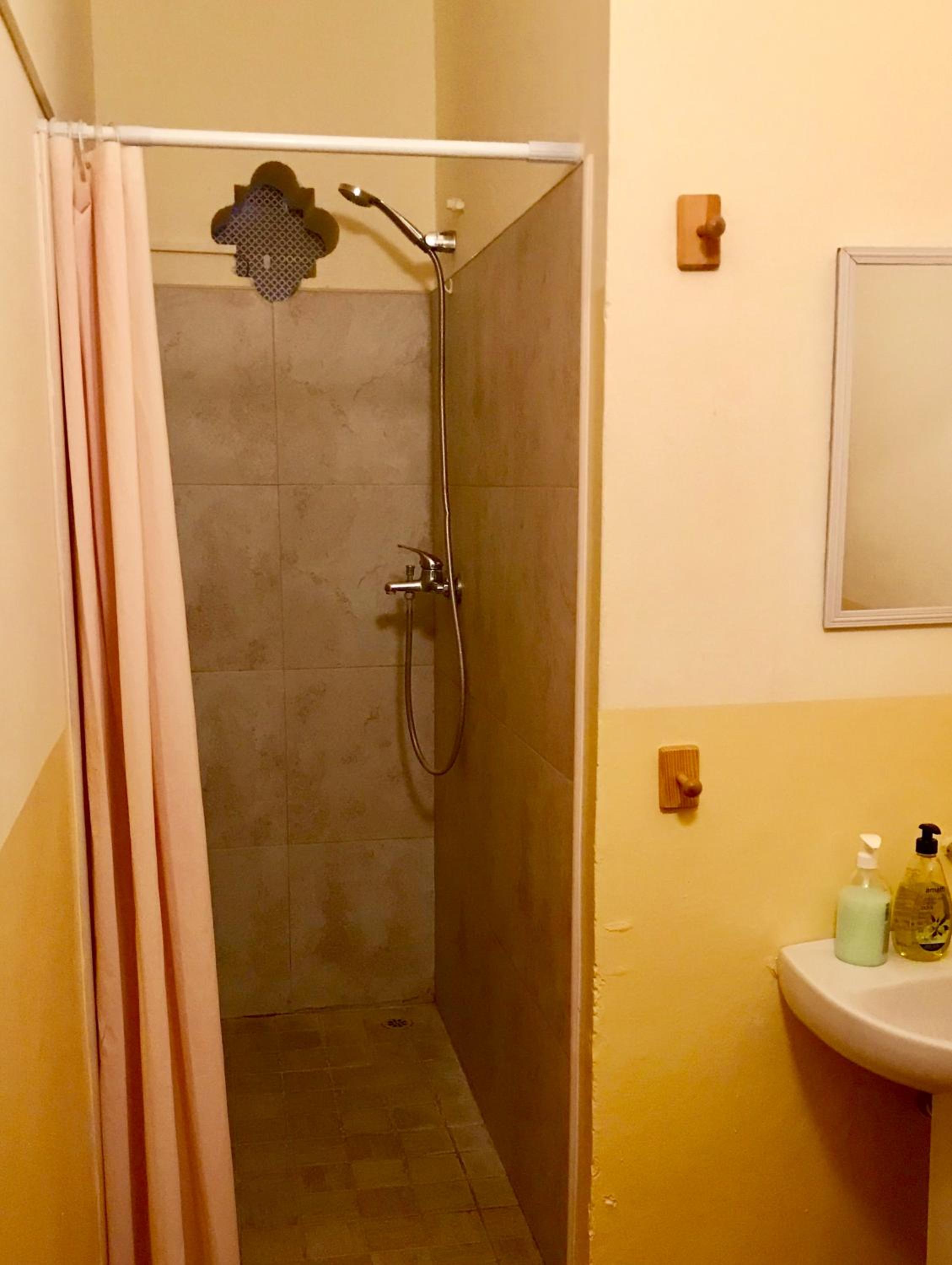 Standard Twin Room with Shared Bathroom photo 2