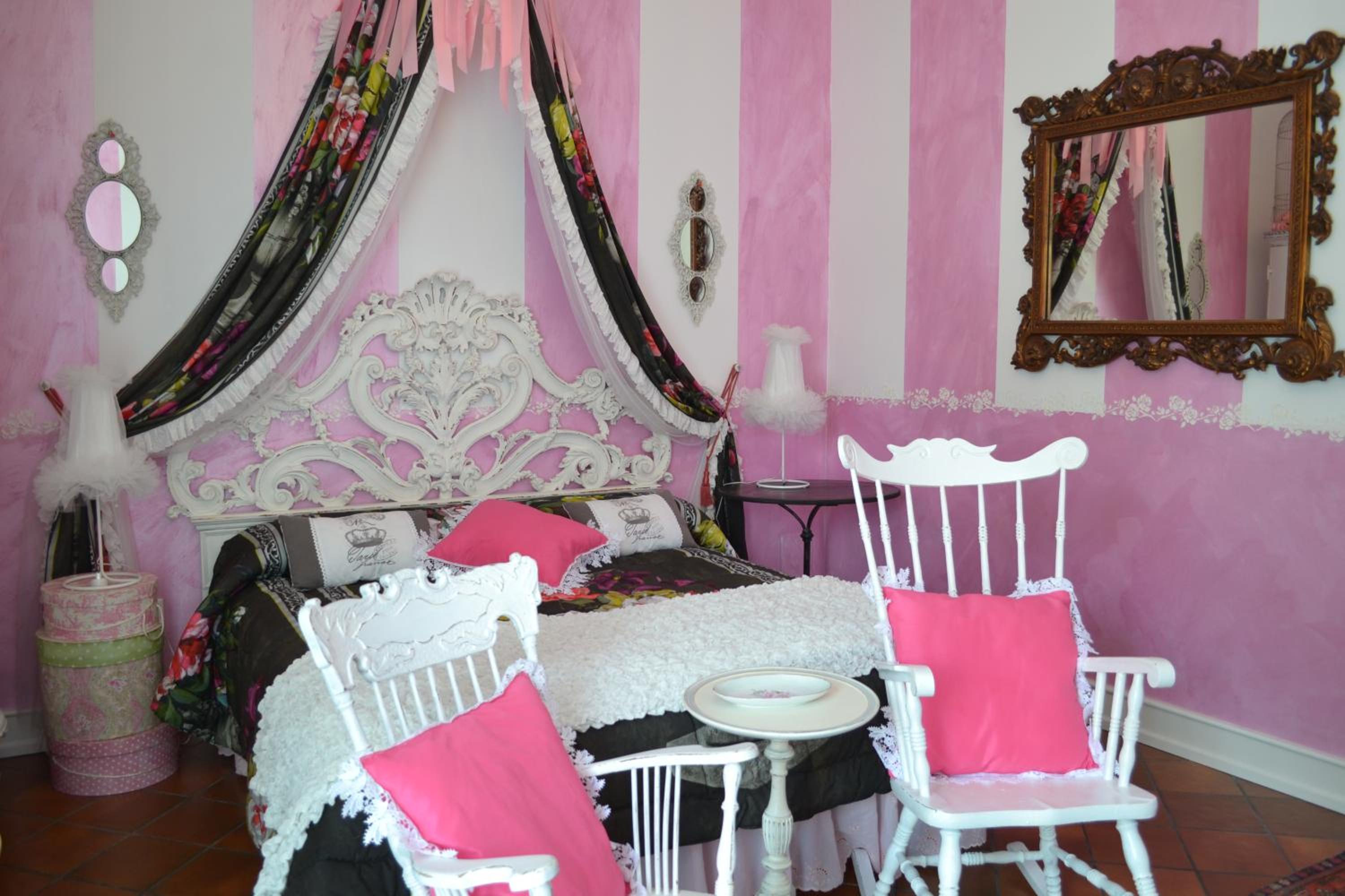 Queen Room with Balcony - Photo 6
