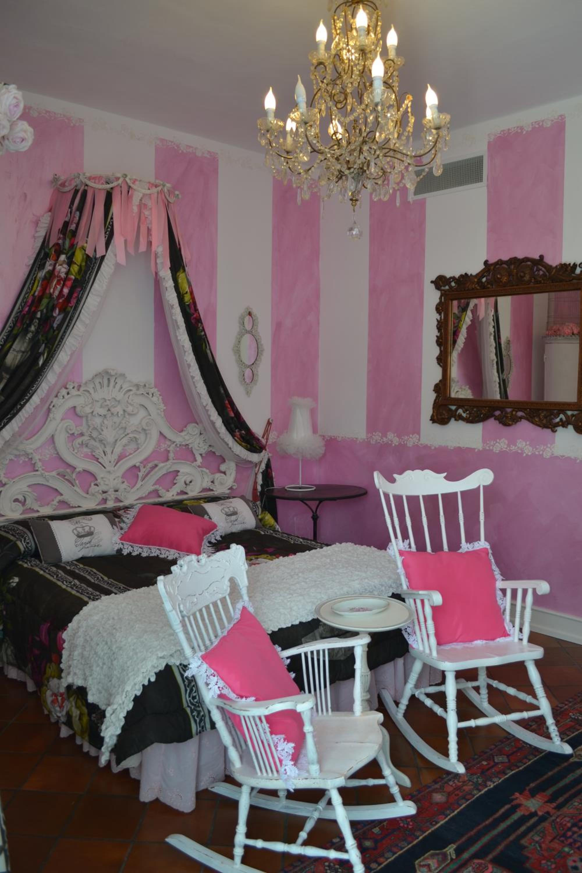 Queen Room with Balcony - Photo 4