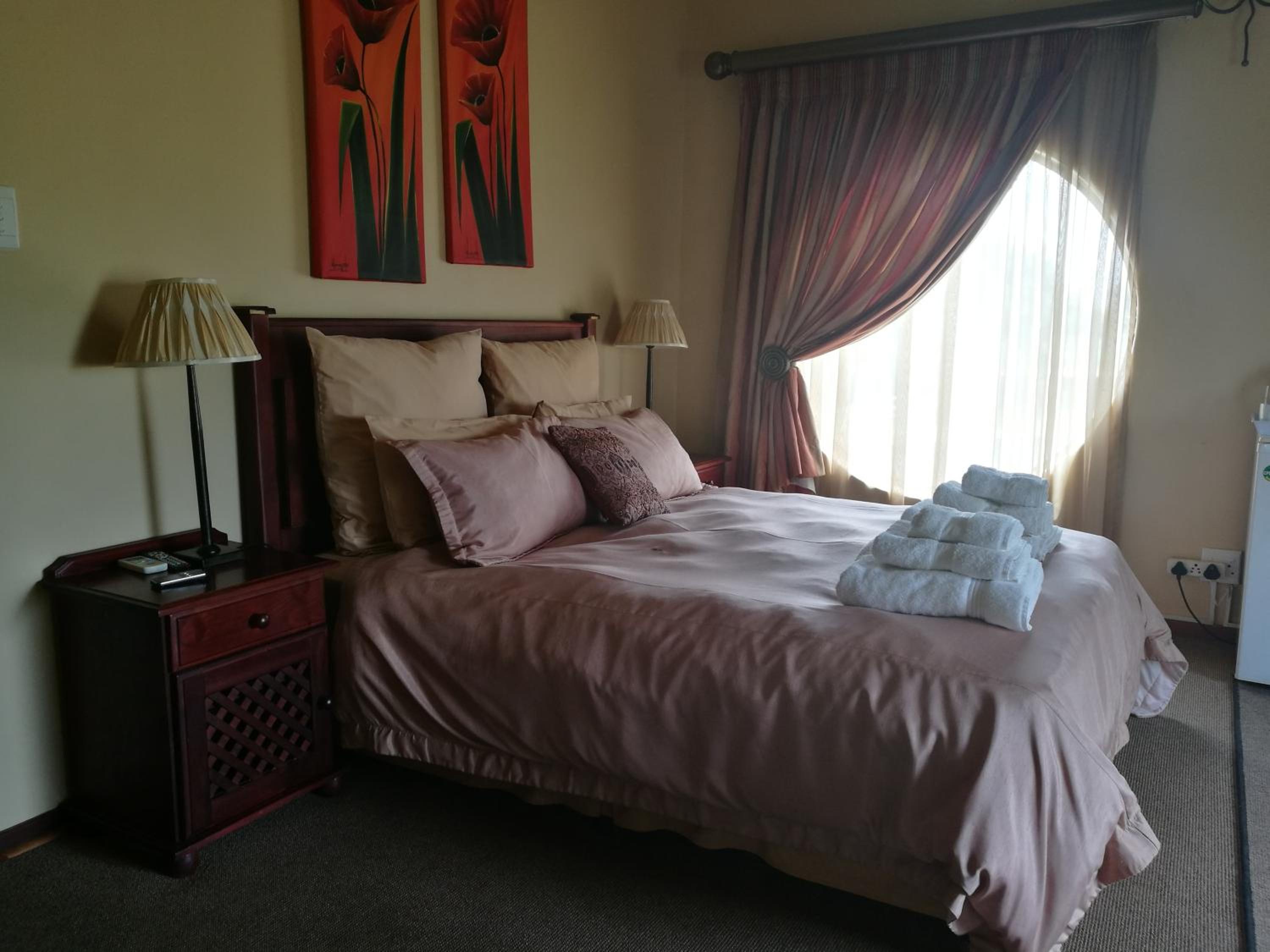 Queen Room with Garden View - Photo 2