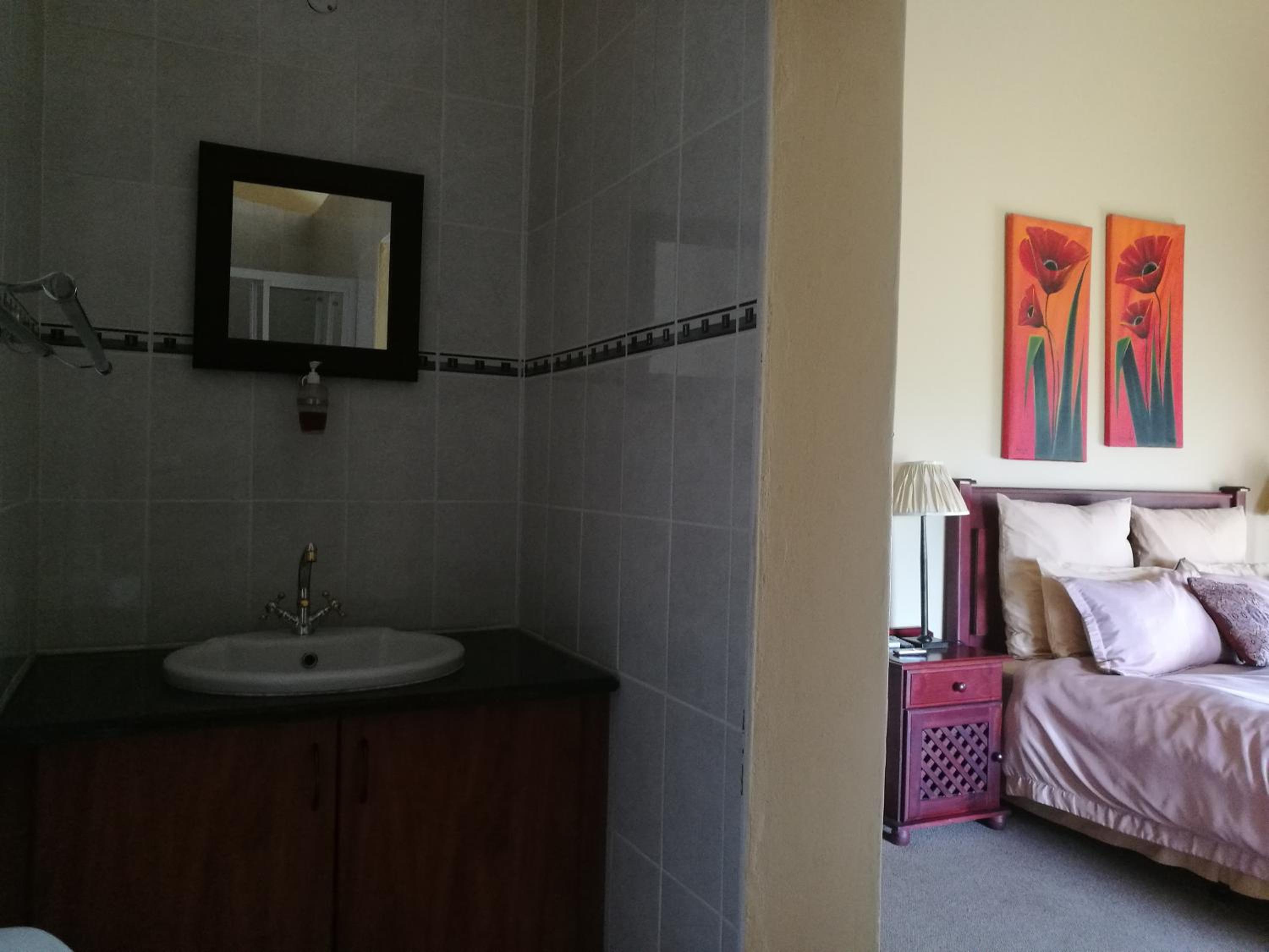 Queen Room with Garden View - Photo 3