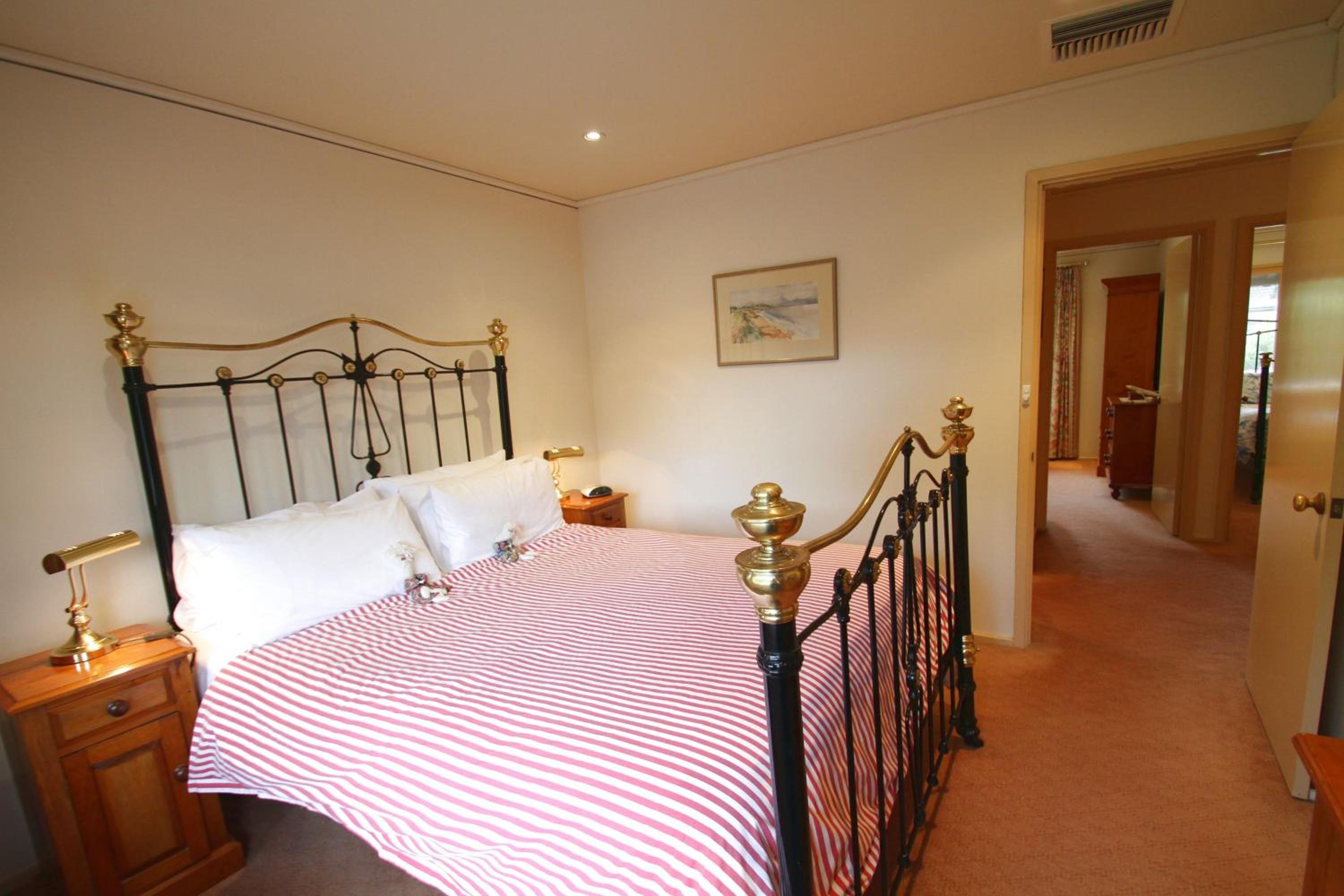 William Three-Bedroom Townhouse with Spa Bath (91 Hill Street North Adelaide) thumbnail 5