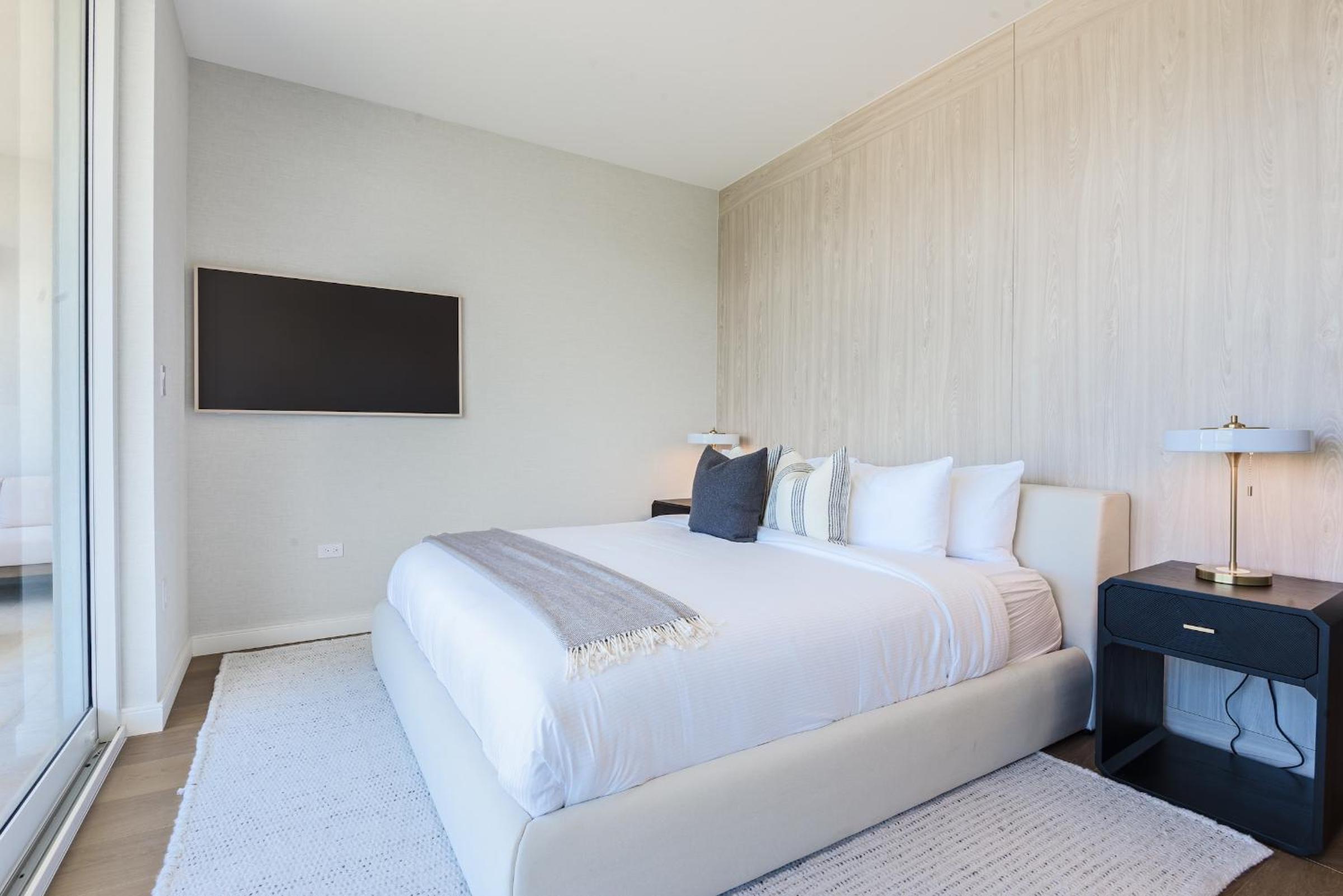 Four-Bedroom Apartment with Balcony