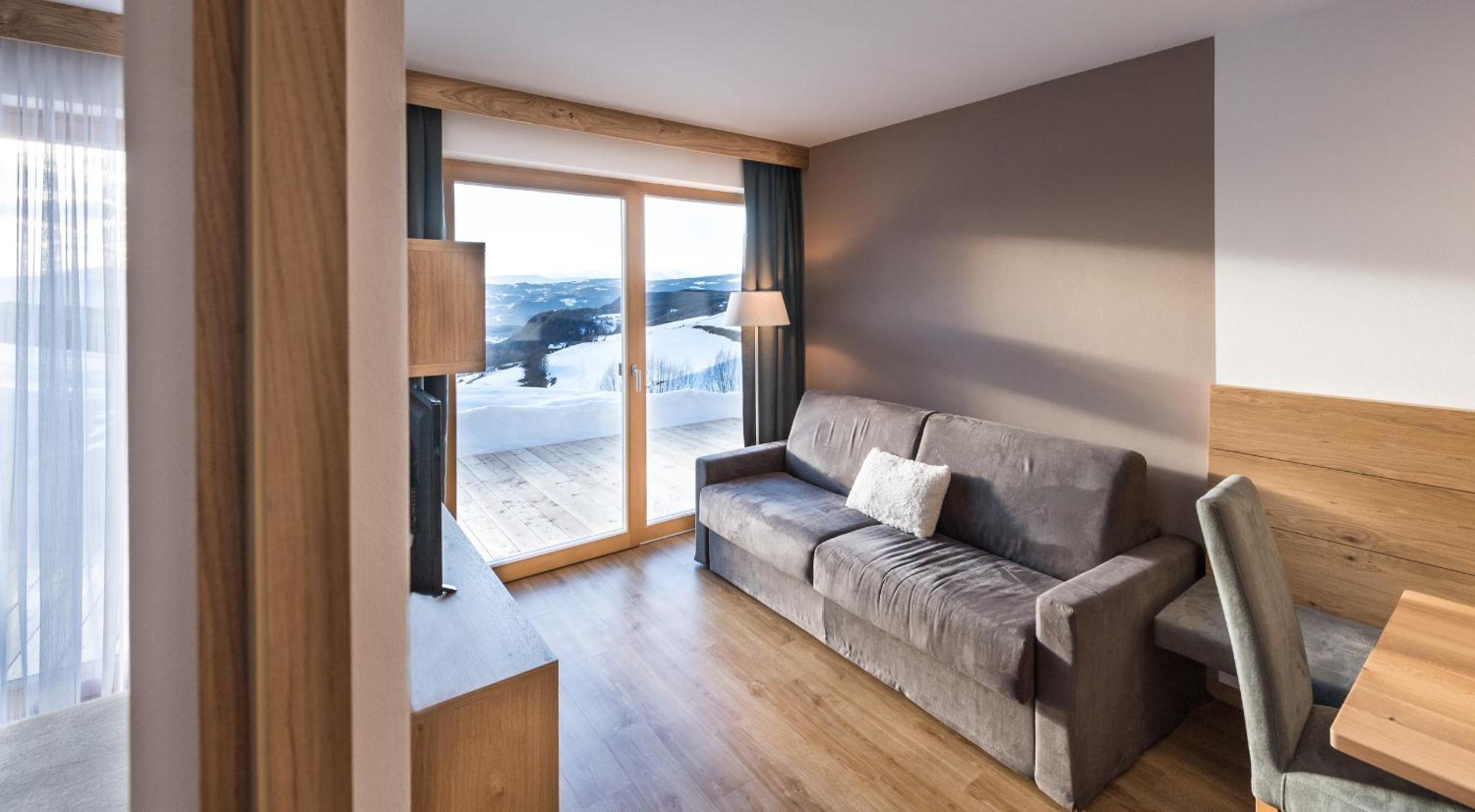 Apartment with Mountain View