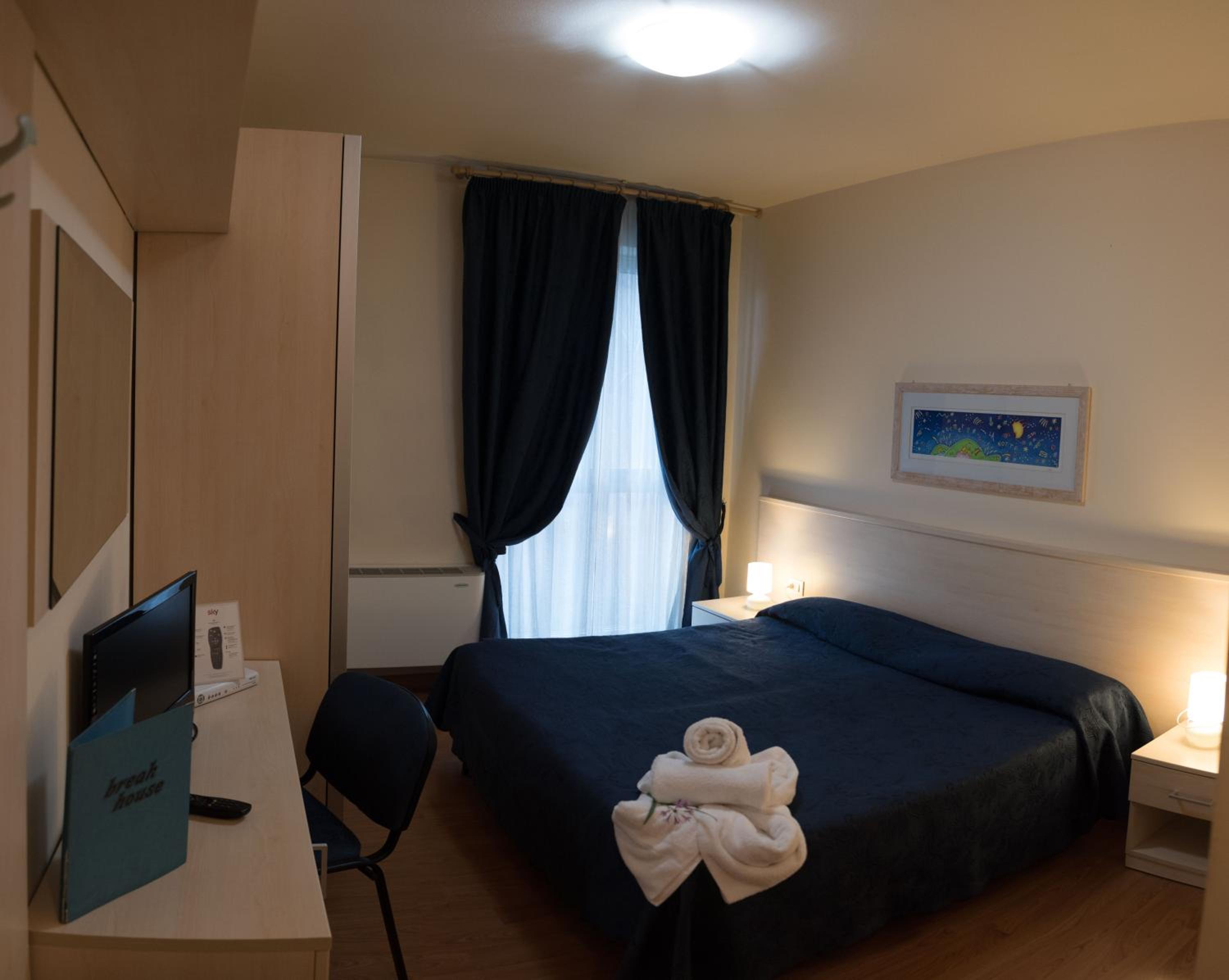 Standard Double Room - Photo 9