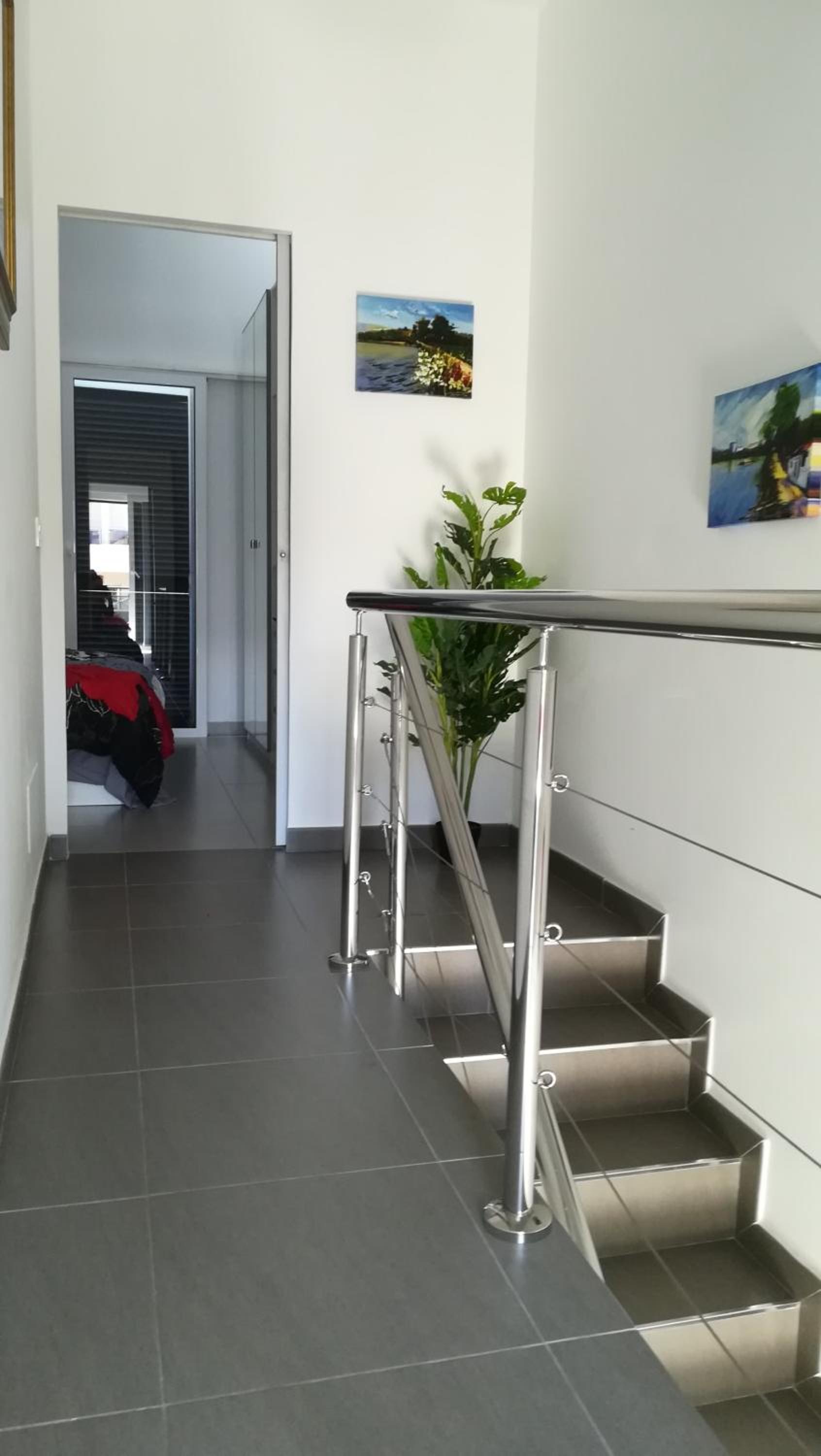 Apartment - Split Level - Photo 2