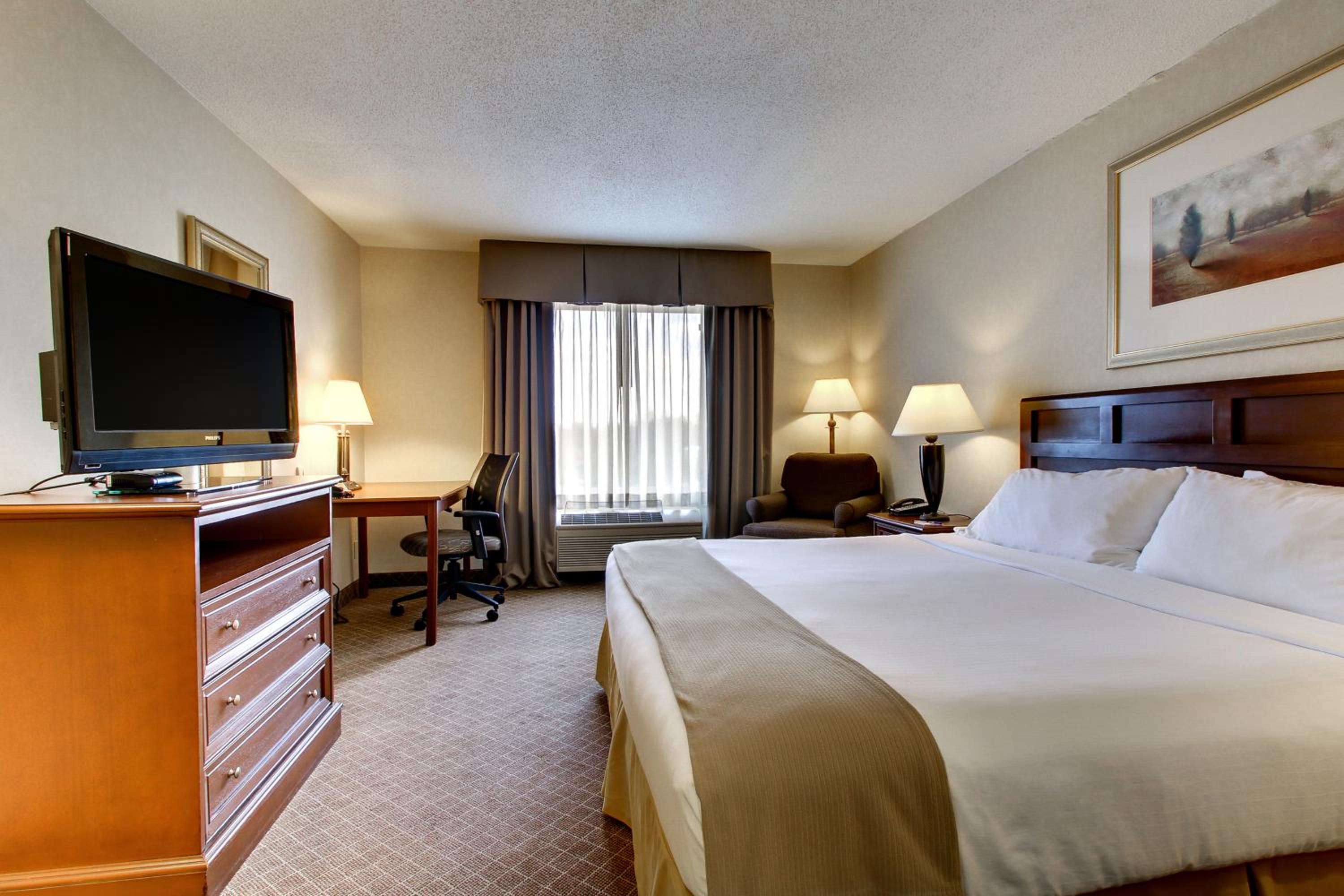 King Room - Non-Smoking - Photo 2