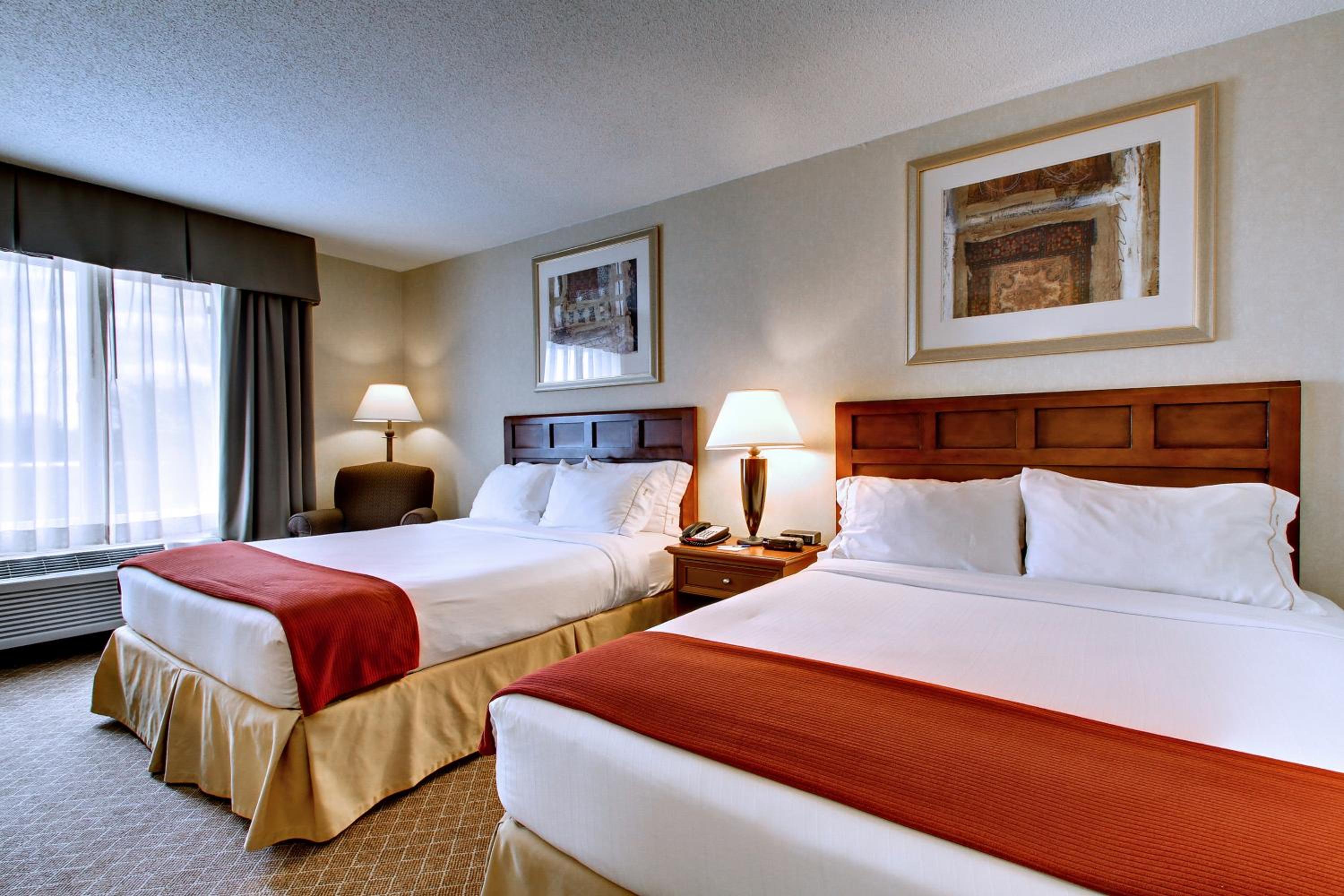 Queen Room with Two Queen Beds - Non-Smoking - Photo 3