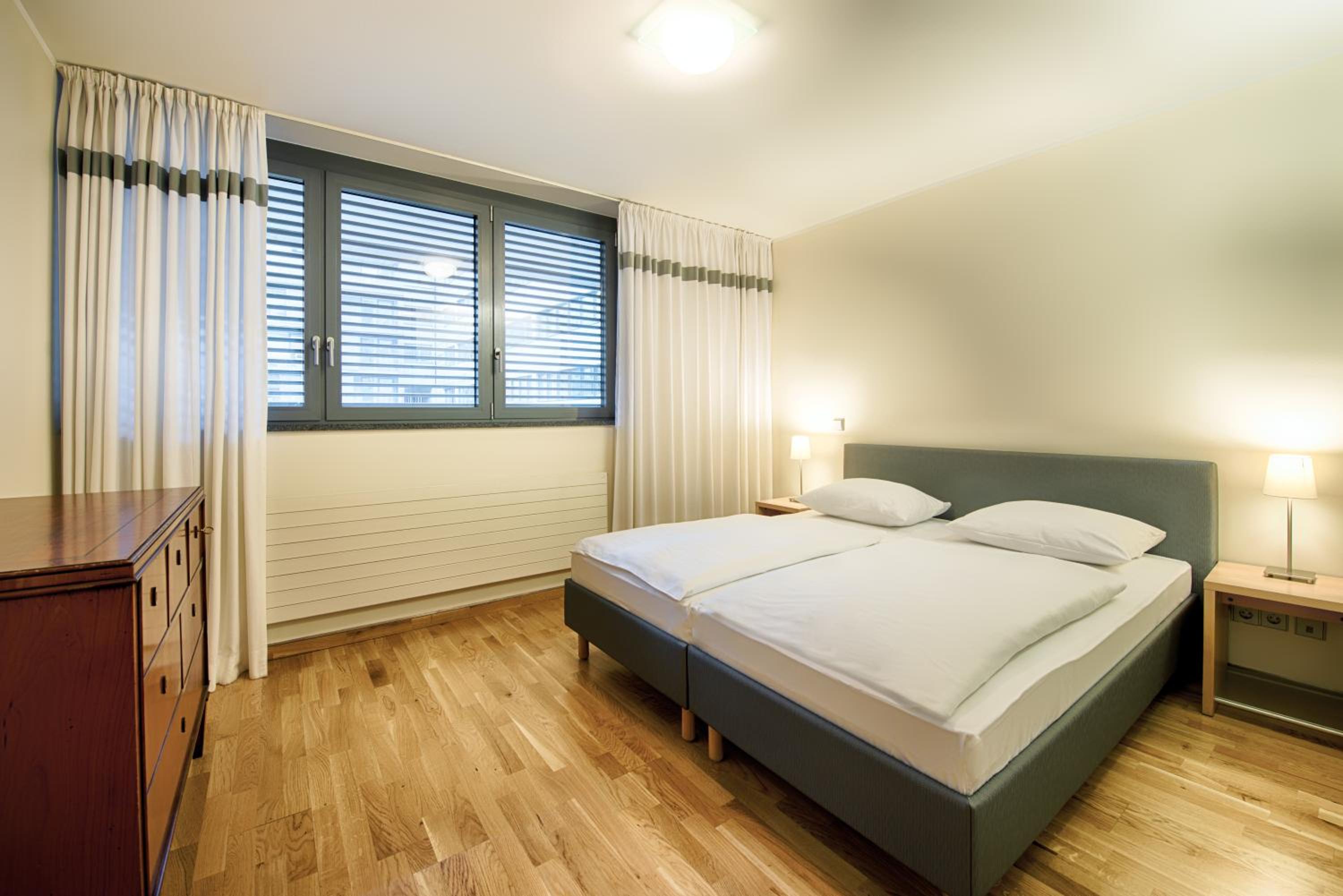 Superior One-Bedroom Apartment thumbnail 5