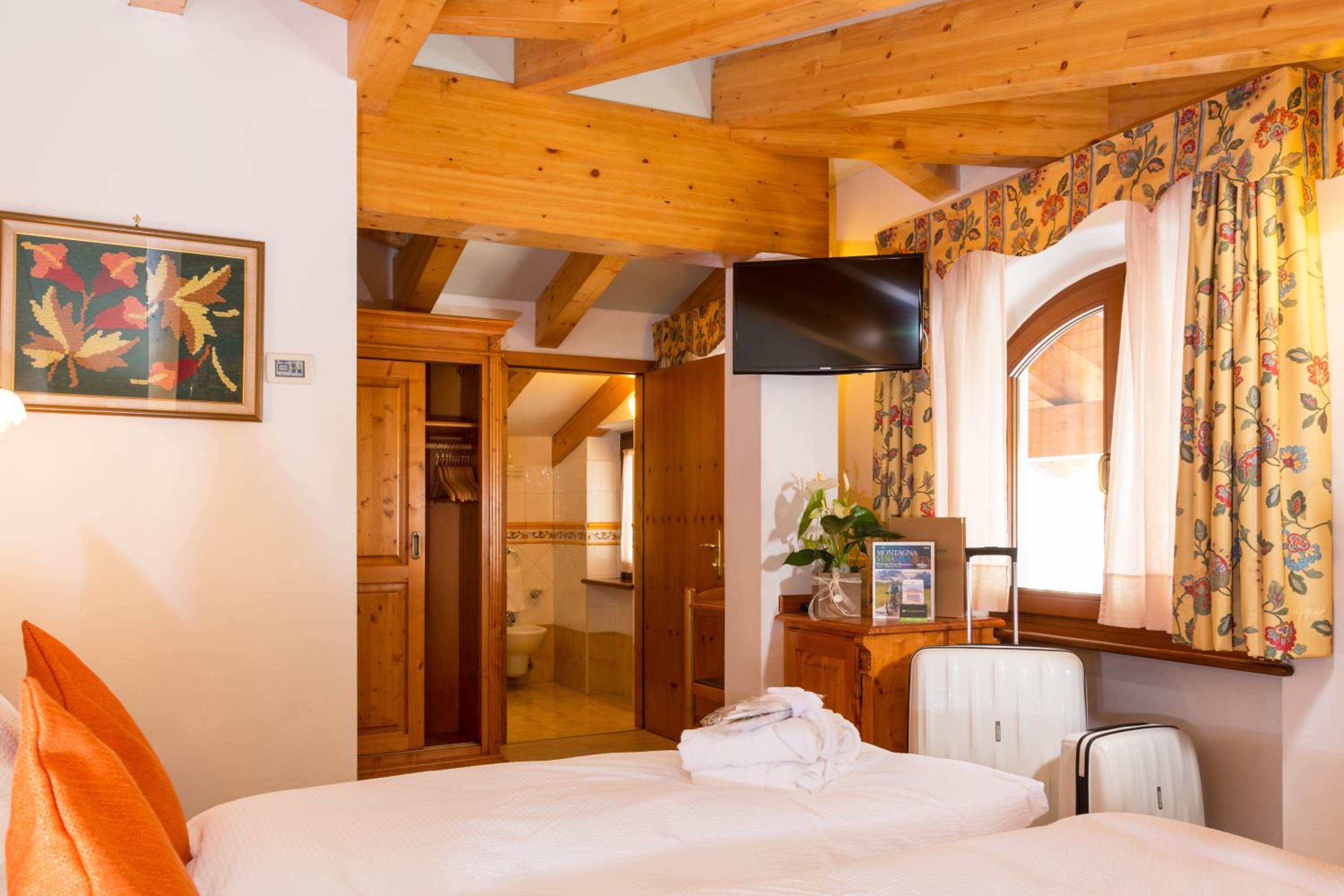Standard Double or Twin Room - Photo 7