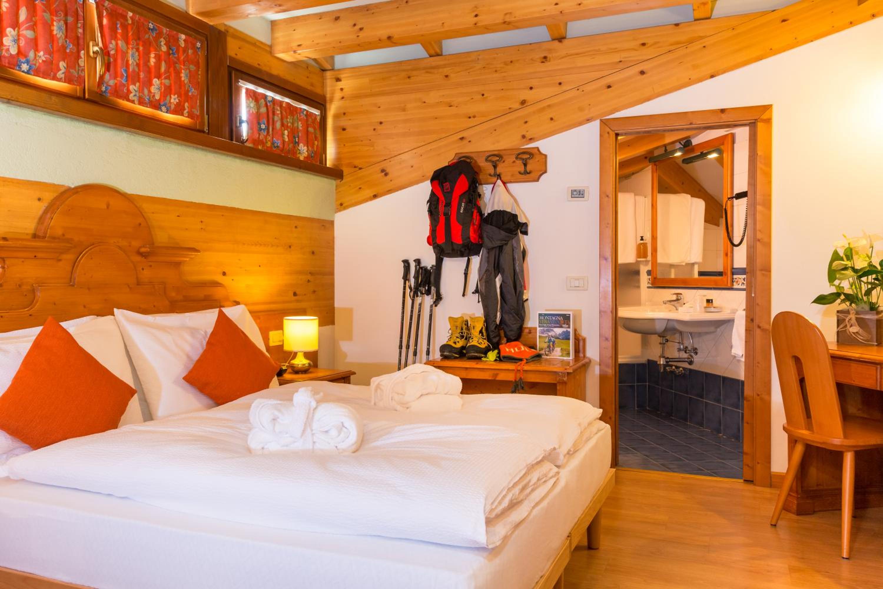 Basic Double or Twin Room - Photo 5