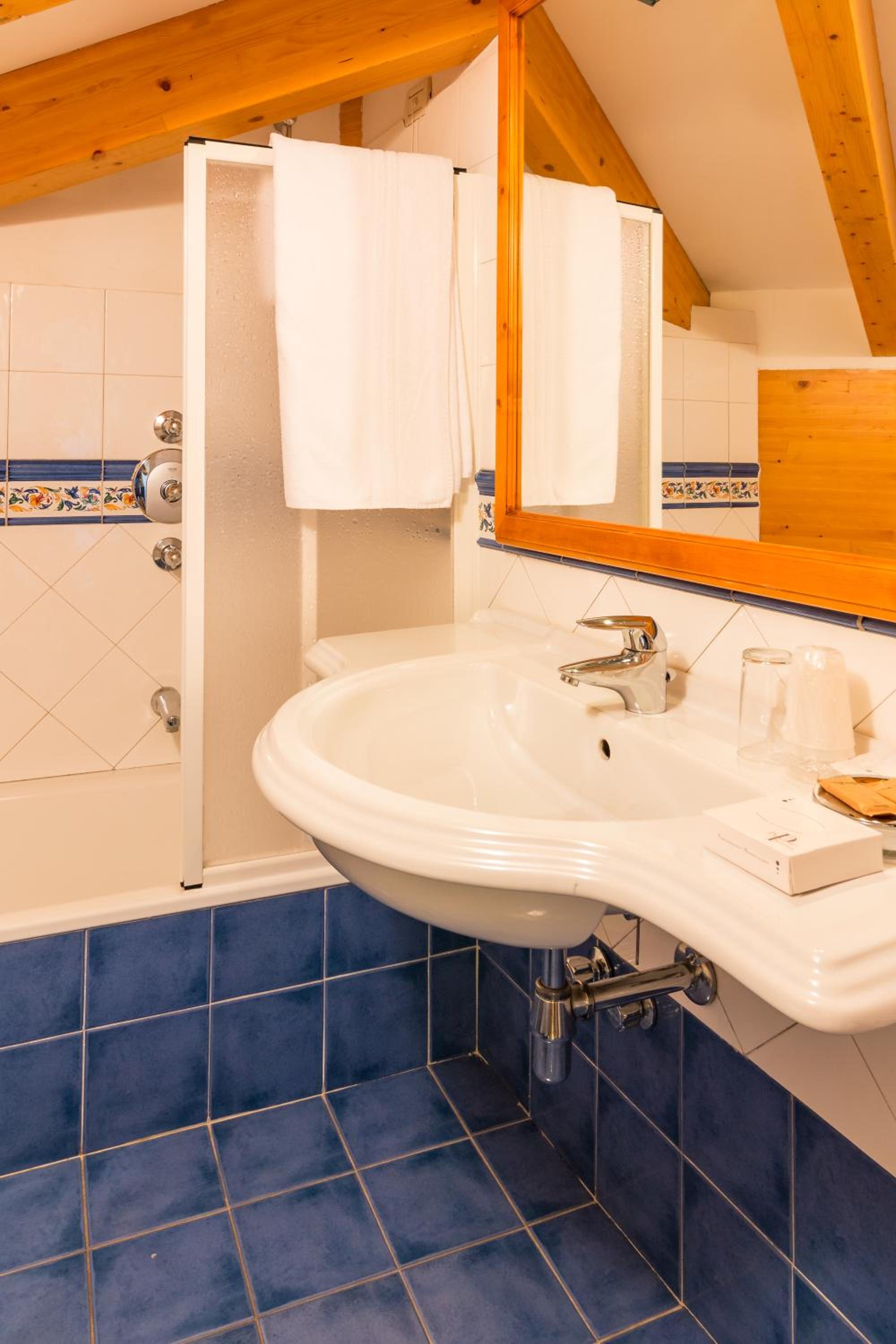 Basic Double or Twin Room - Photo 4