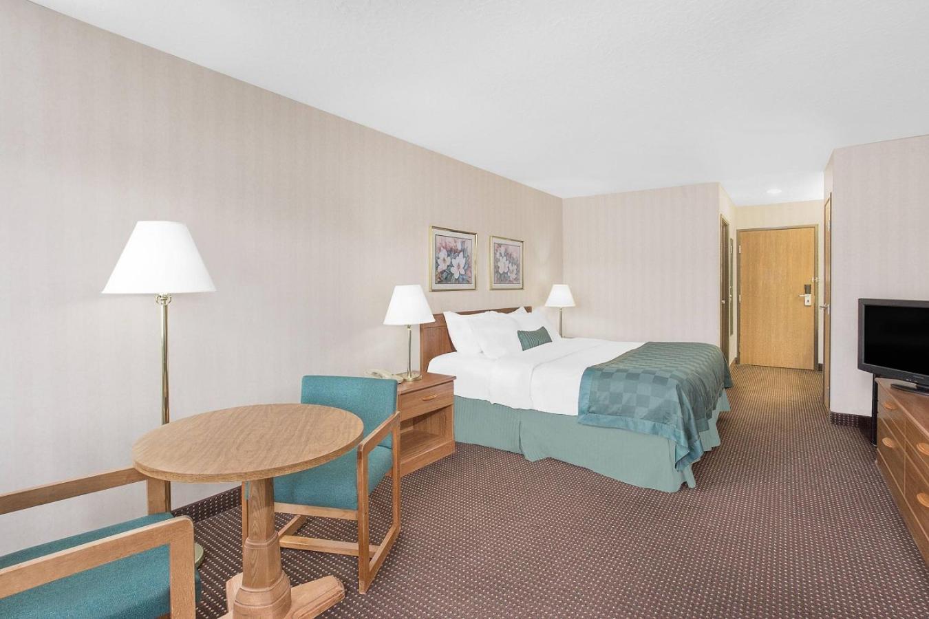 King Room with Lake View - Mobility Access/Non-Smoking photo 1