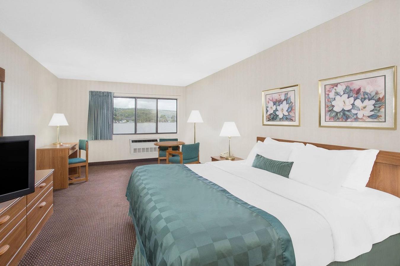 King Room with Lake View - Non-Smoking photo 3