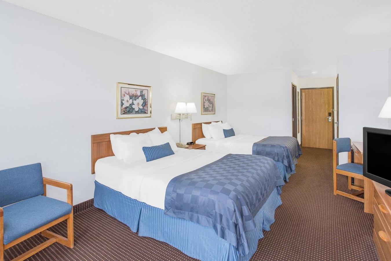 Queen Room with Two Queen Beds and Parking Lot View - Non-Smoking photo 3