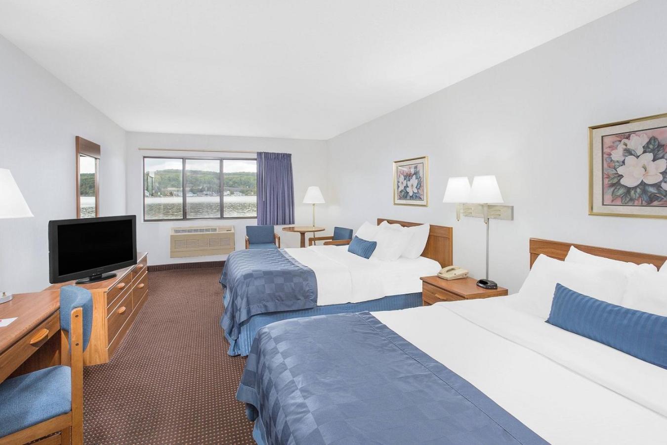 Queen Room with Two Queen Beds and Lake View - Non-Smoking photo 2