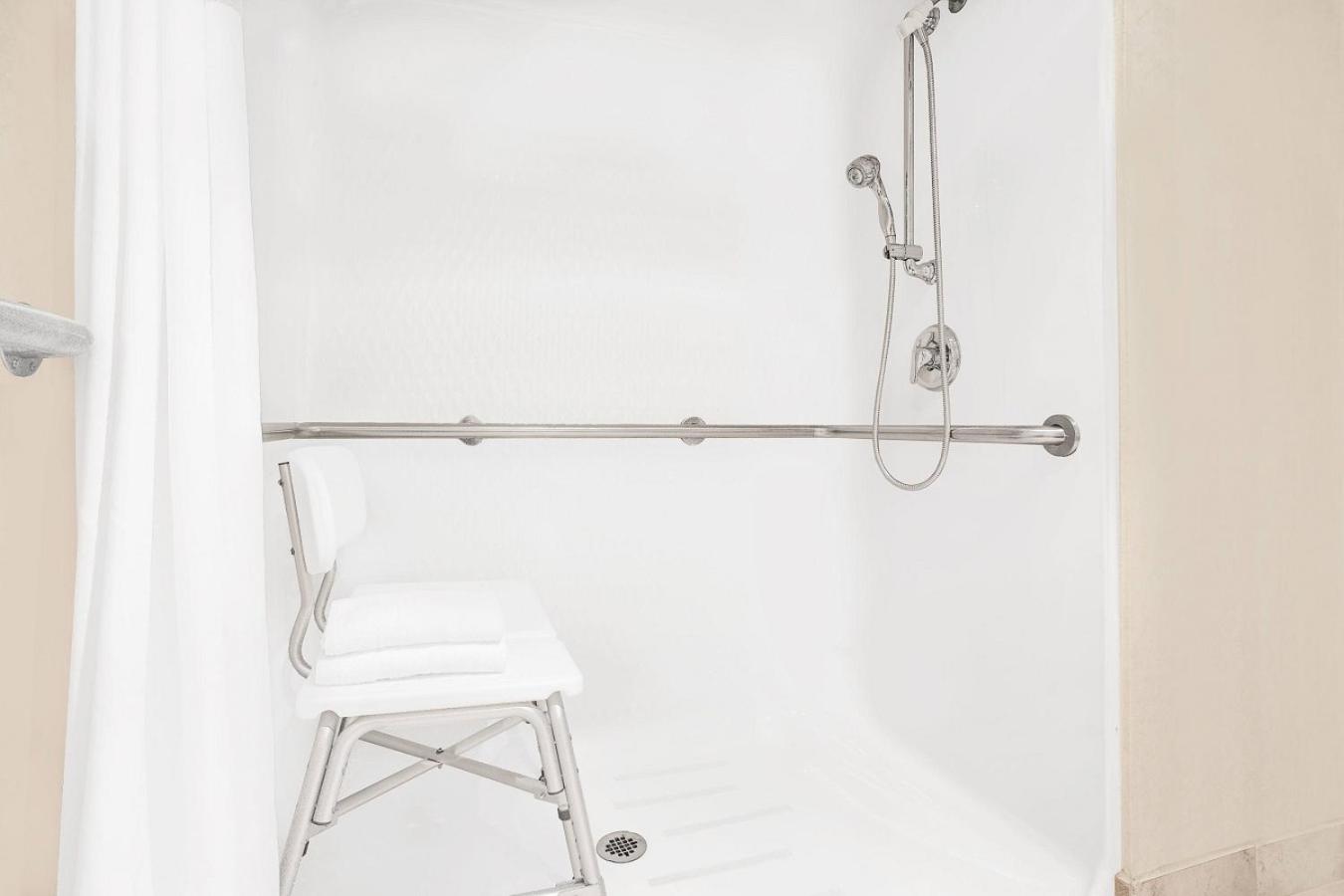 King Room with Lake View - Mobility Access/Non-Smoking