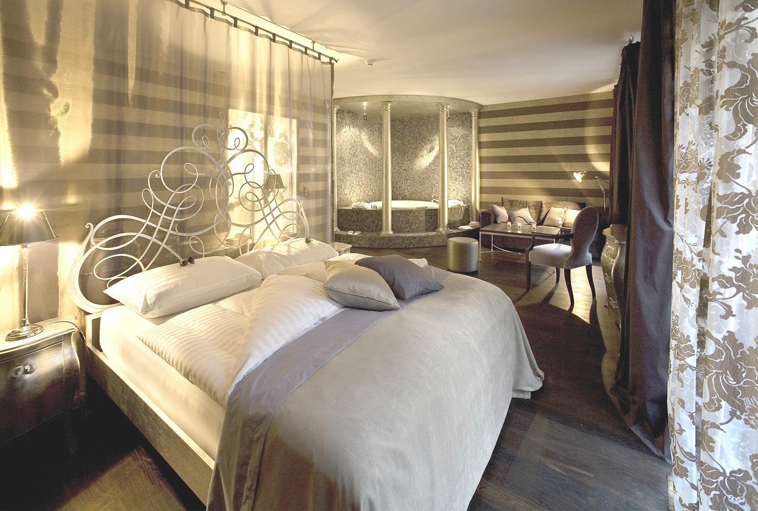 Deluxe Suite with Spa Bath