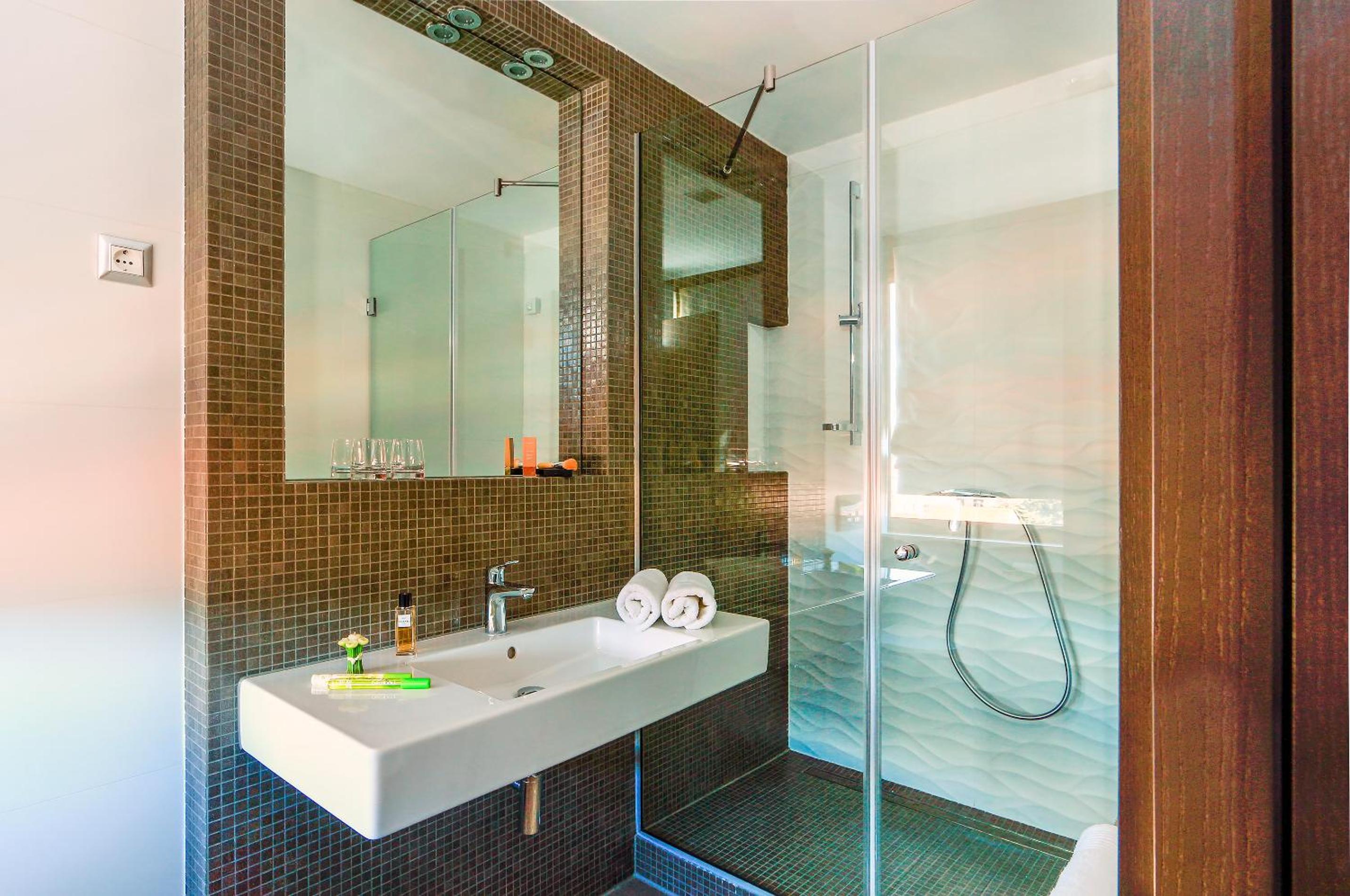 Superior Double or Twin Room with Side Sea View photo 2
