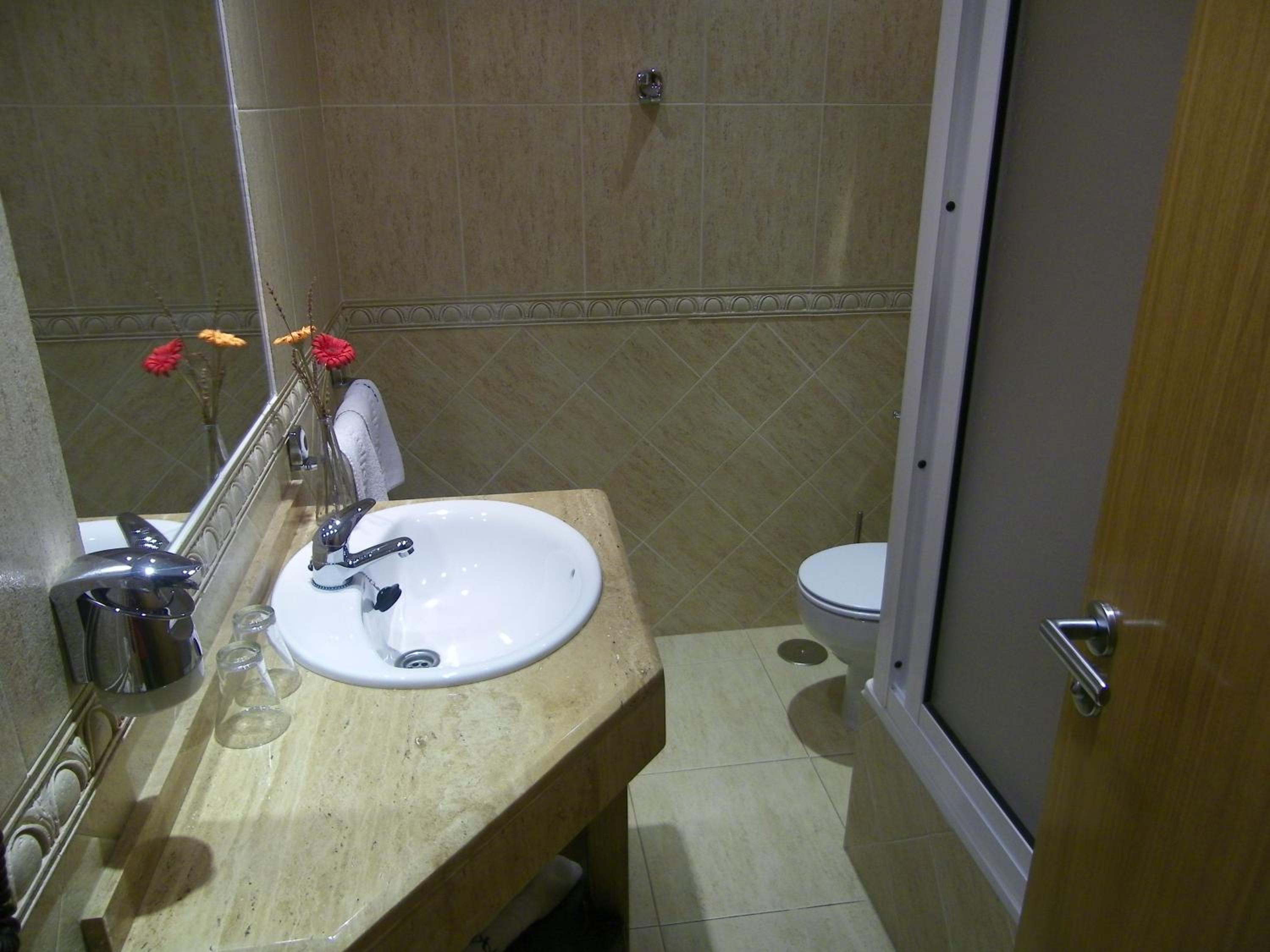 Double Room with Lake View - Photo 9