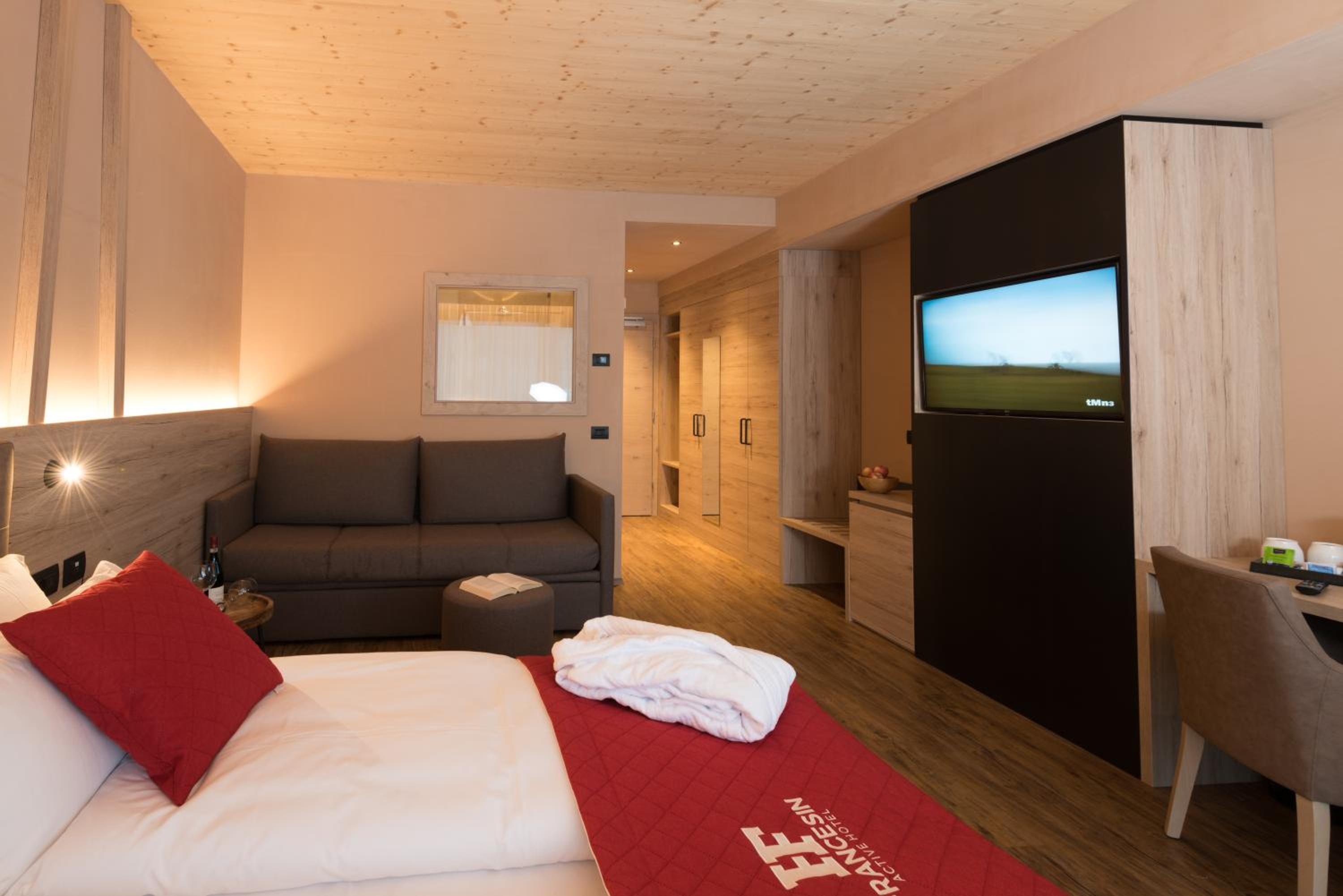 Deluxe Family Room photo 3