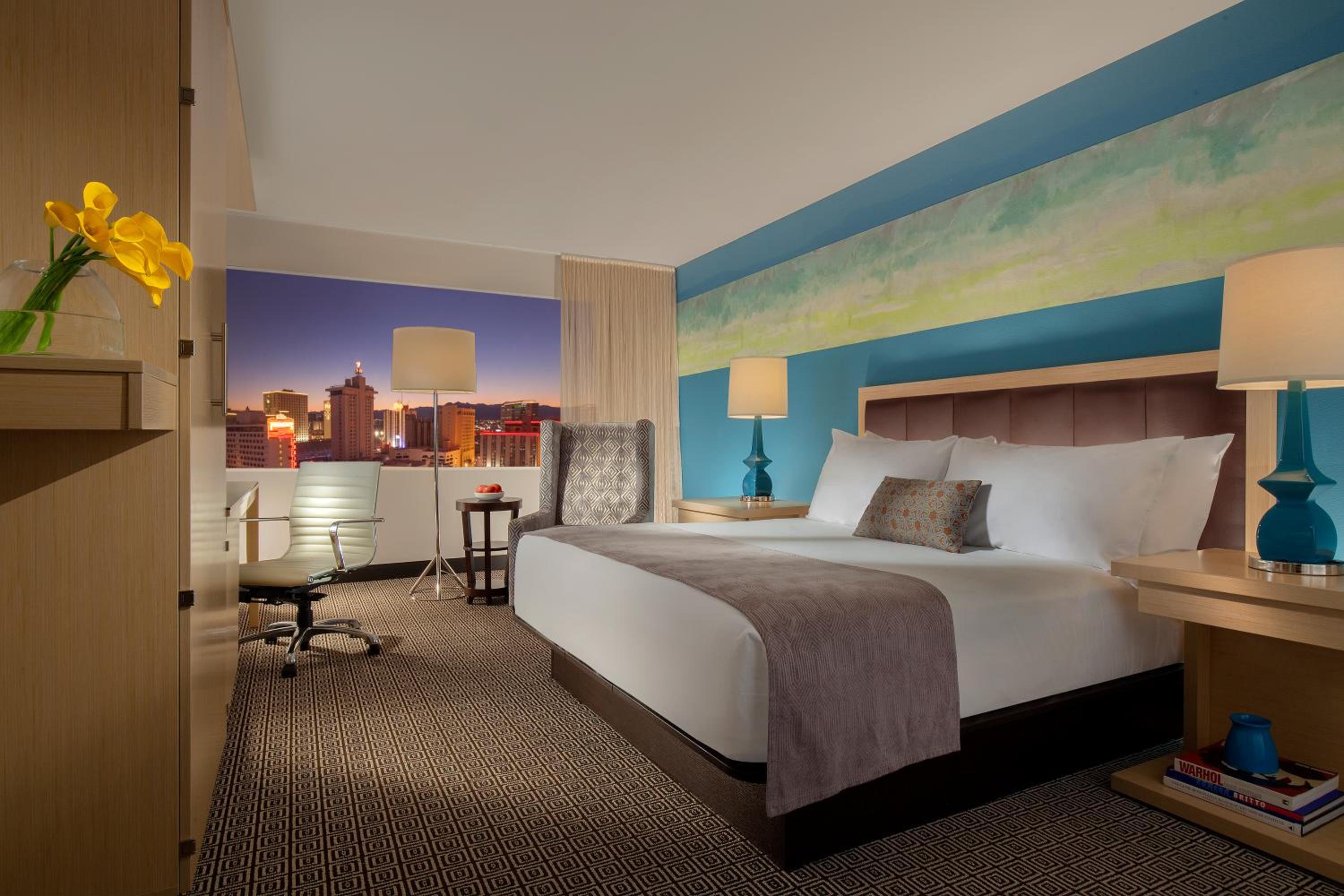 Grand Deluxe King Bed Non-Smoking - Photo 4