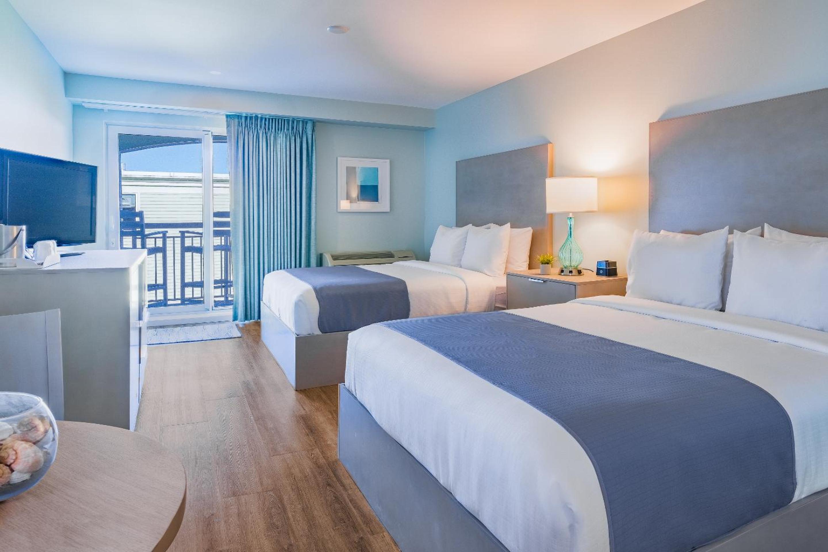 Queen Room with Balcony and Partial Ocean View
