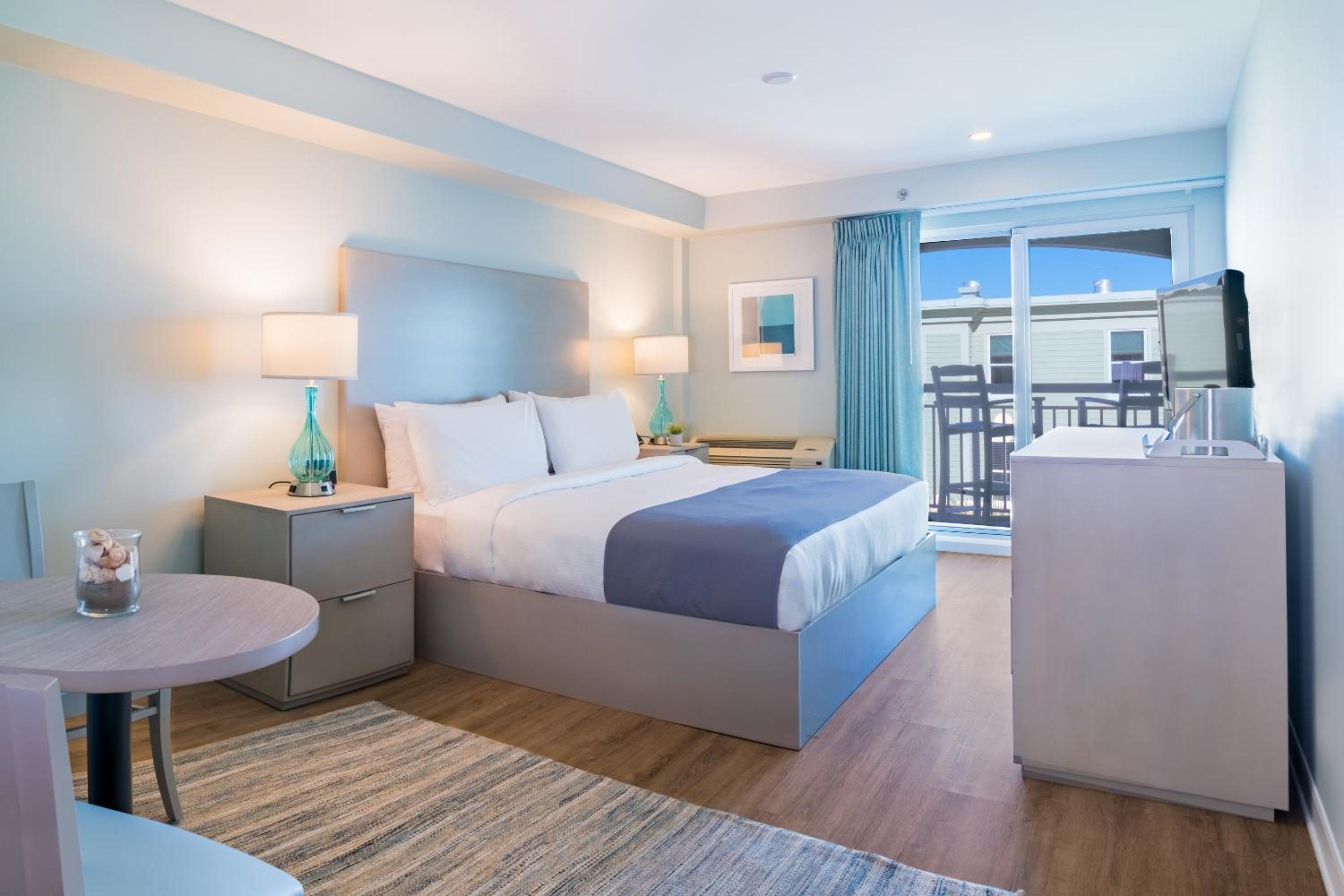 Standard King Room with Balcony - Partial Ocean View