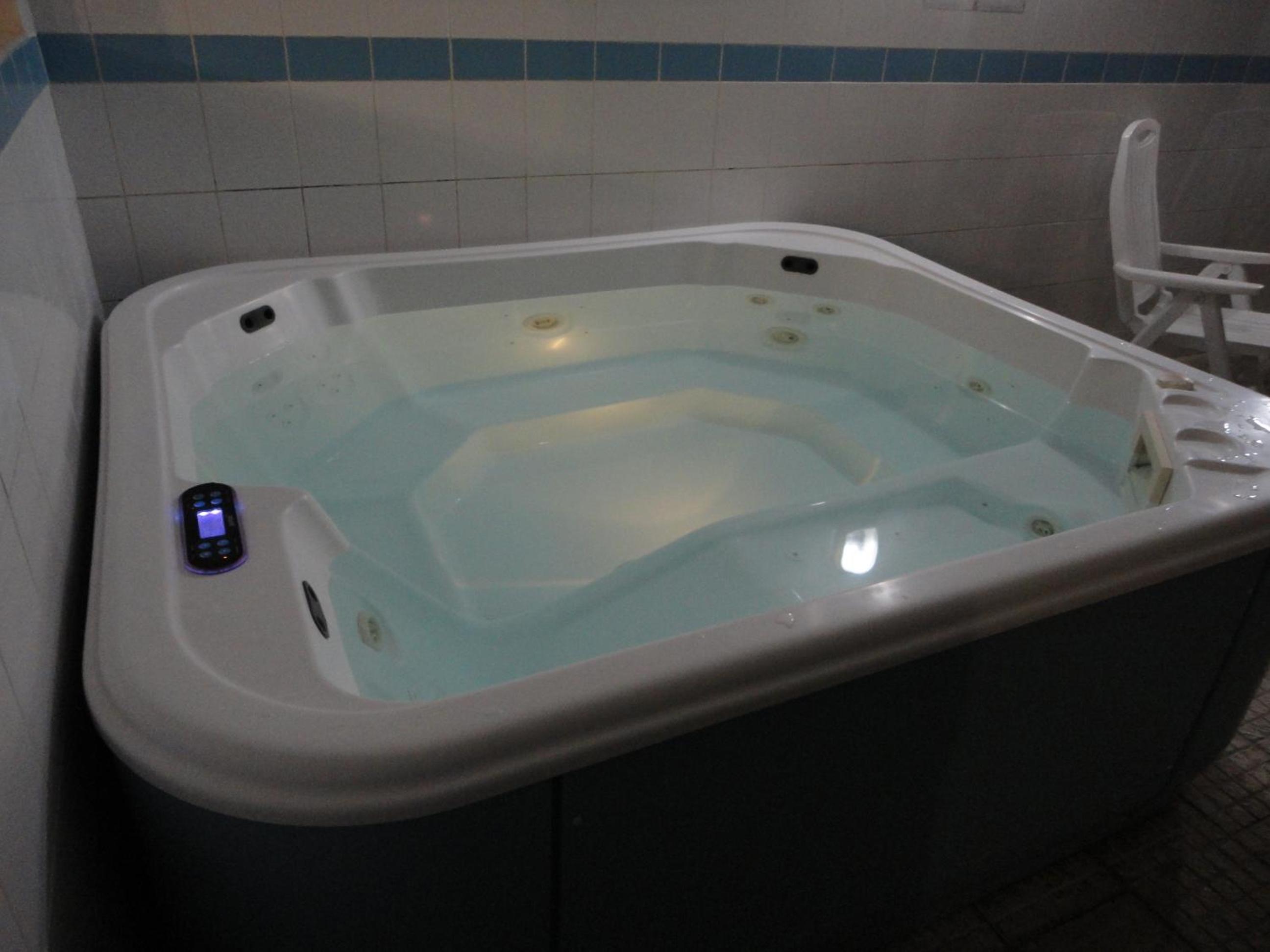 Twin Room with Free Health Club Access - Photo 6
