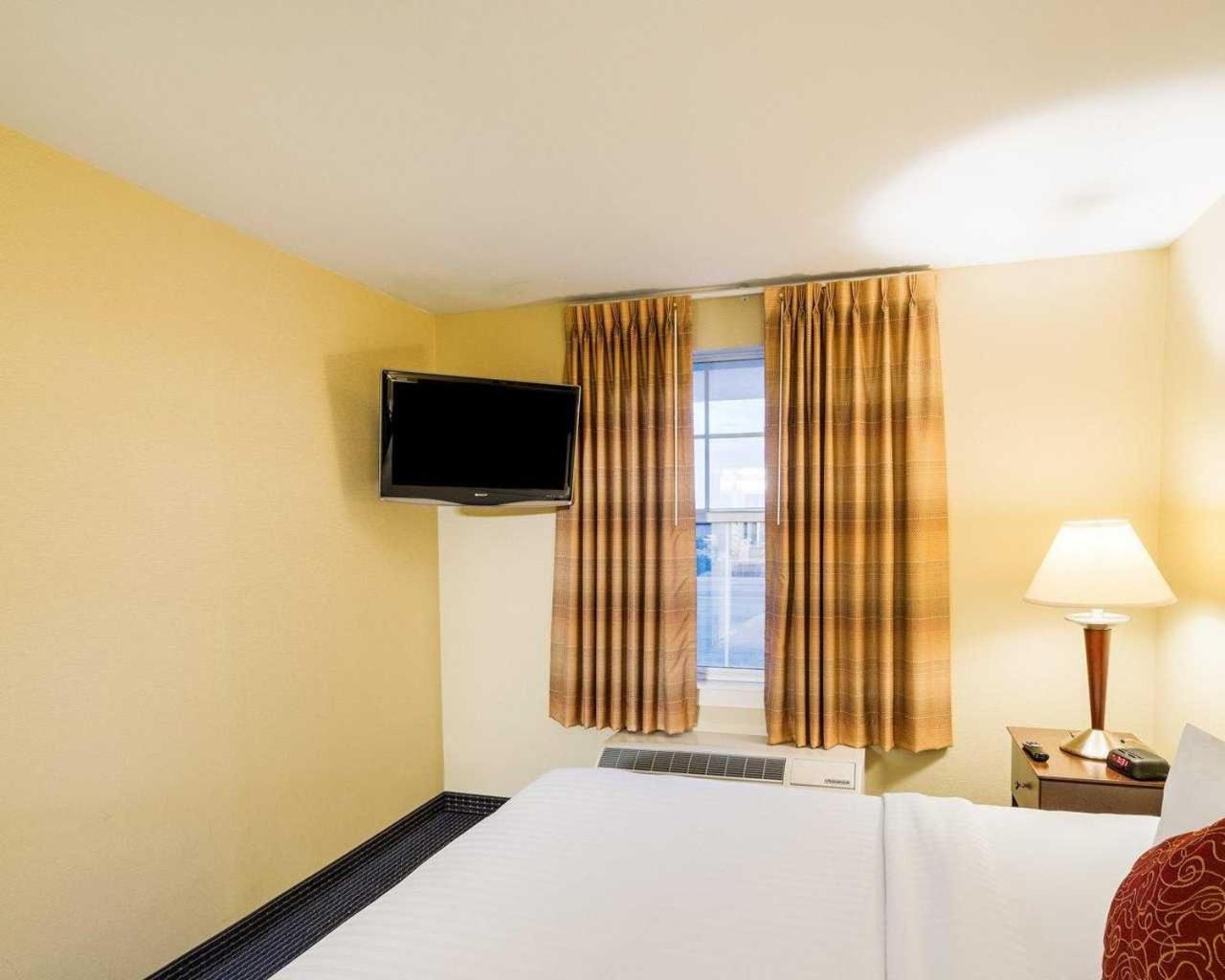 Queen Suite - Non-Smoking - Photo 2